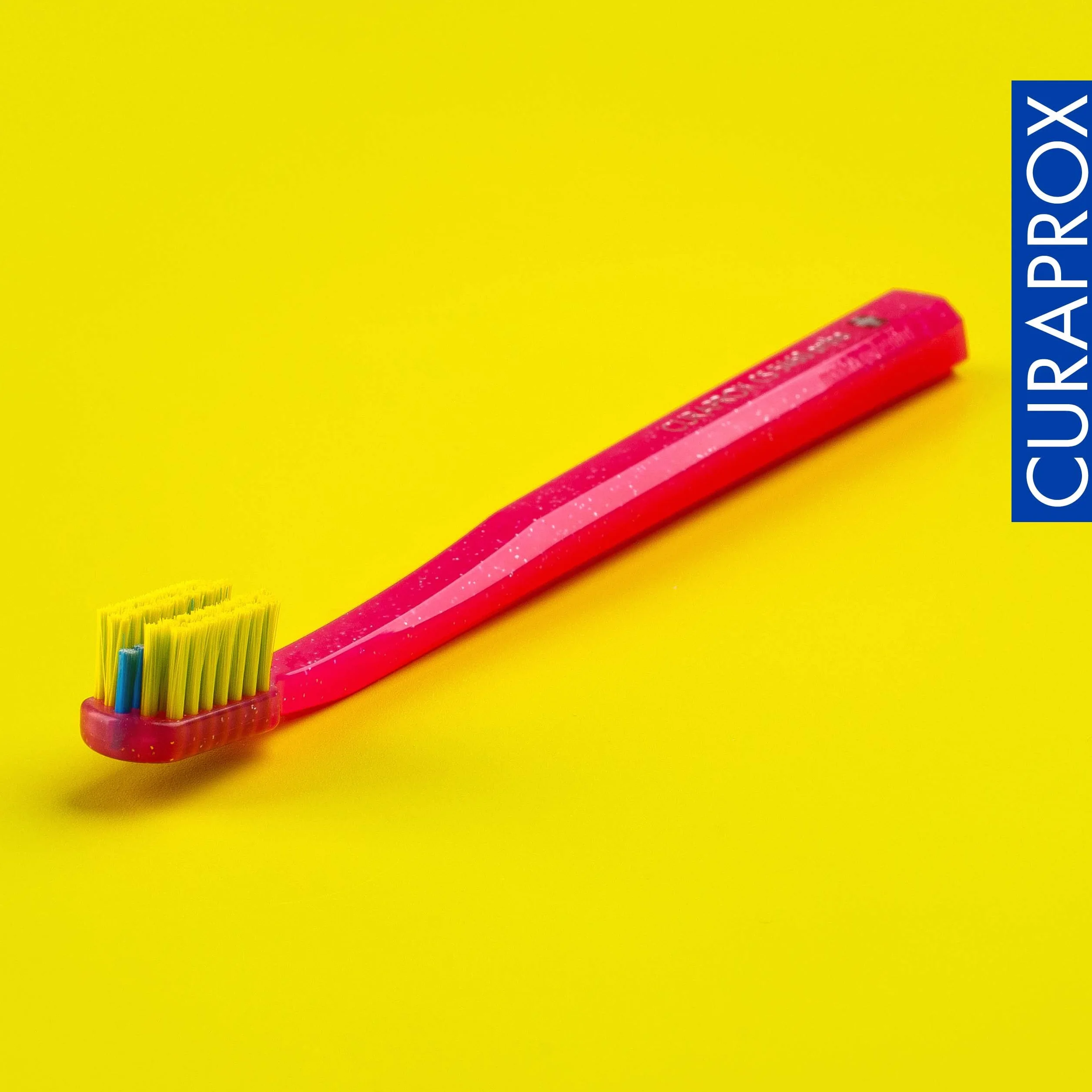 Curaprox CS 5460 Ortodontyczna Szczoteczka do zębów – Pielęgnacja aparatów ortodontycznych dla dorosłych/delikatne czyszczenie/Magenta-zielony/pojedyncze opakowanie/Made in Switzerland