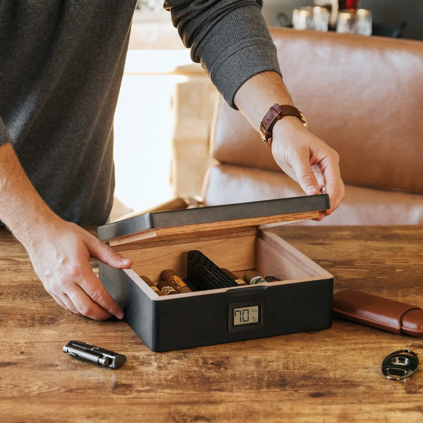 CASE ELEGANCE MAG Humidor, szklany blat z uszczelką magnetyczną, do przechowywania 20-30 cygar, czarny matowy z niestandardowym polerowanym czarnym sprzętem, higrometr cyfrowy, cedr hiszpański, nowy