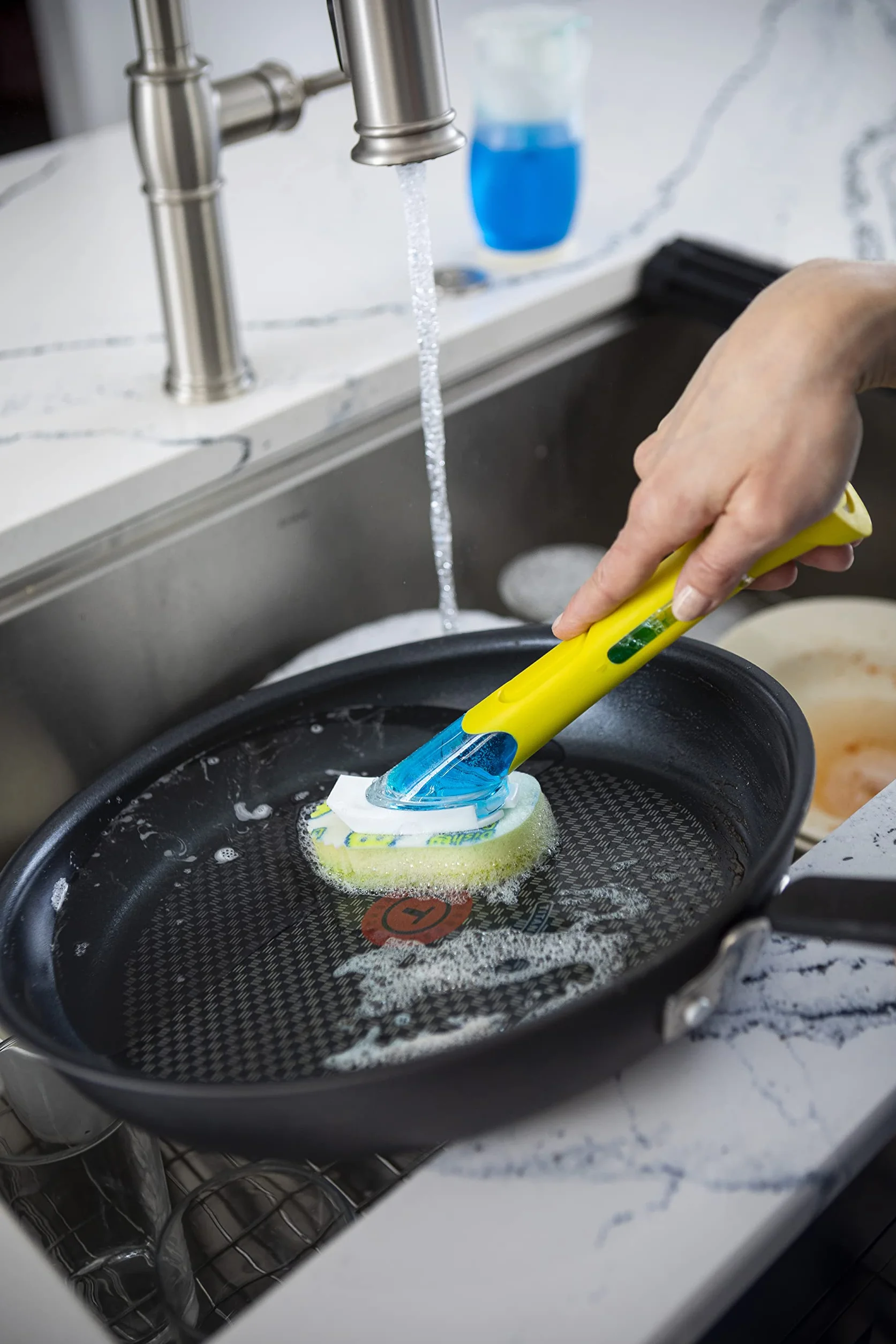 Scrub Daddy Dish Daddy - FlexTexture Skrobaczka gąbka do naczyń, wbudowany uchwyt dozownik płynu i mydła, szczotka do skrobania i zdejmowana głowica - Stoisko antywyciekowe - Niebieski