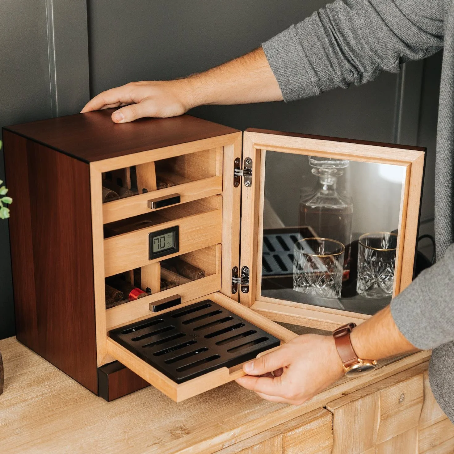 CASE ELEGANCE Humidor Szafkowy Luca Z Grubym Cedrem, Łatwy System Nawilżania, Dokładny Higrometr Cyfrowy - Brązowy
