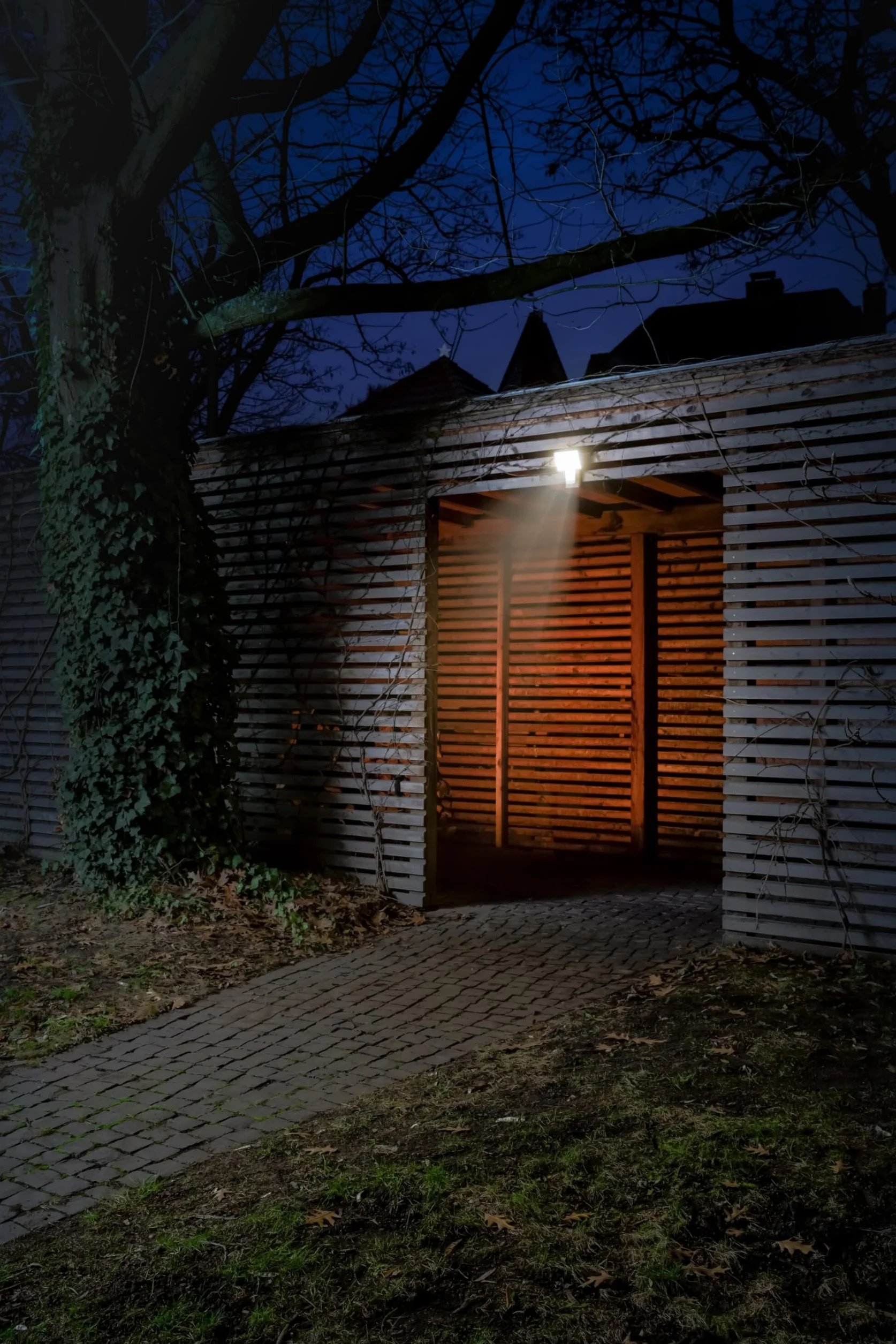 OSRAM ENDURA PRO Bardzo wydajny zewnętrzny reflektor ścienny z czujnikiem ruchu i szerokim kątem świecenia, o innowacyjnej konstrukcji optycznej, 27 W w kolorze ciemnoszarym, stopień ochrony IP55, do | ENDURA PRO czujnik Flood, latarnia zewnętrzna, ciemno
