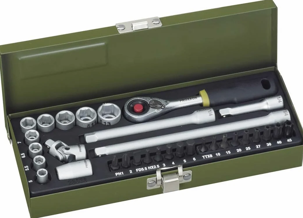 Proxxon 23078 zestaw precyzyjnych mechaników precyzyjnych z grzechotką kompaktową z mikro 6,3 mm (1/4") i mocnym wkładem magnetycznym, 32-częściowy zestaw narzędzi ze stalową skrzynką