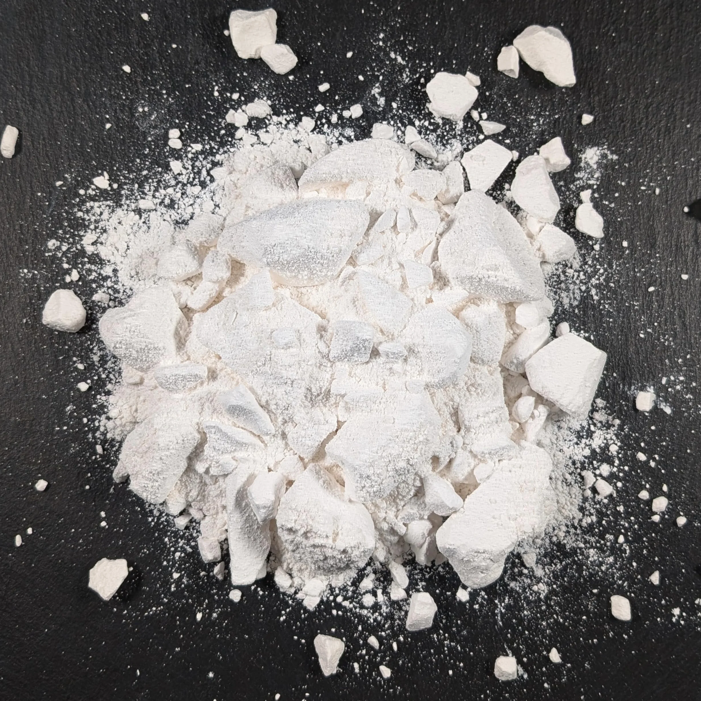 Chalk gruboziarnisty 400 g – idealny węglan magnezu do wspinaczki, boulderingu, sportów siłowych i innych dyscyplin sportowych, które wymagają suchych rąk