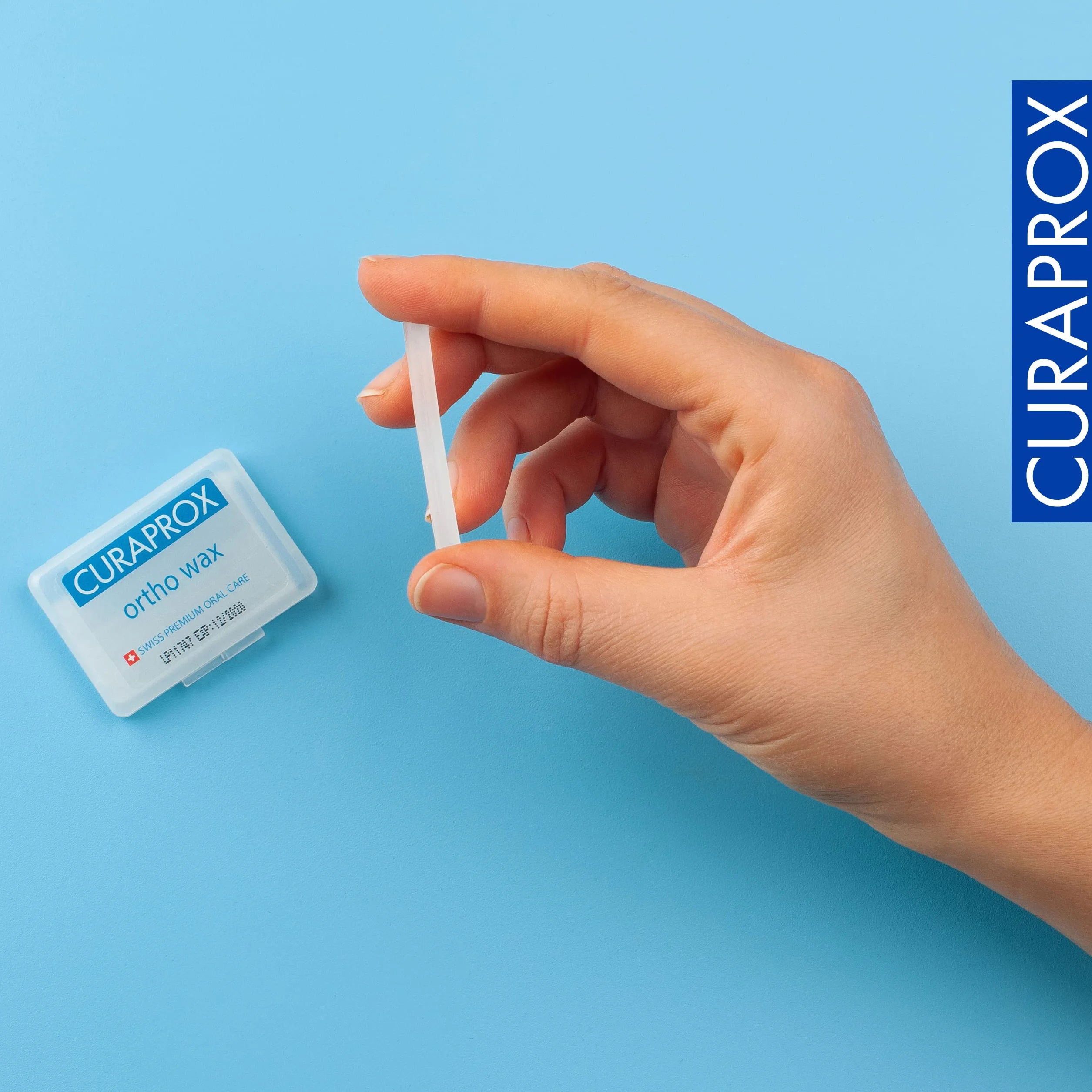 Curaprox Ortho-Wax, przezroczysty i neutralny smakowo wosk w poręcznym etui, do czyszczenia wsporników i aparatów ortodontycznych, pudełko z 7 paskami wosku