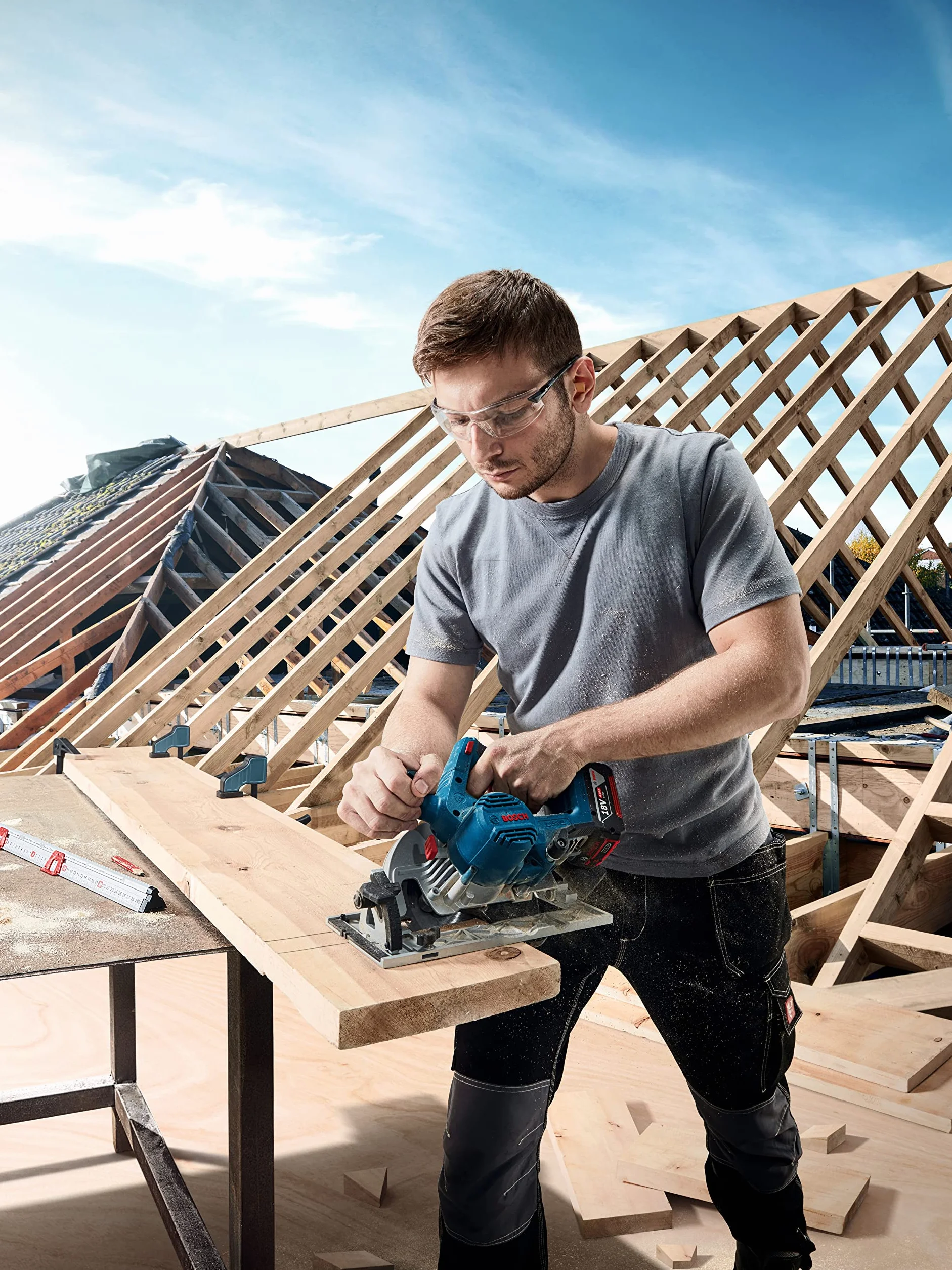 Bosch Professional system 18V: akumulatorowa pilarka tarczowa GKS 185-LI (1 prowadnica równoległa, 1 tarcza pilarska, prędkość obrotowa bez obciążenia 5.000 min-1)