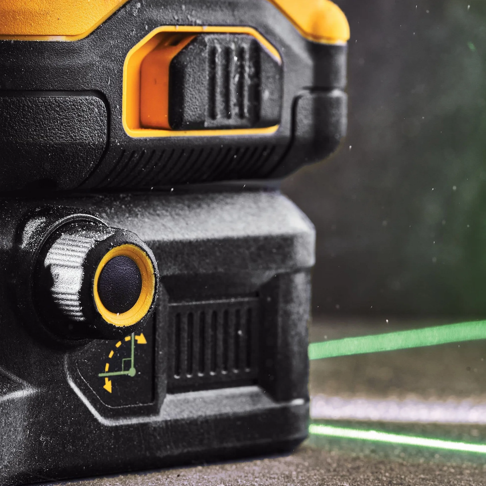 DEWALT DCE089D1G18-QW DCE089D1G18-QW-Poziom 3-liniowy 360° XR 18V/12V Samooczny zielony laser z akumulatorem 18V Li-Ion 2Ah, srebrny