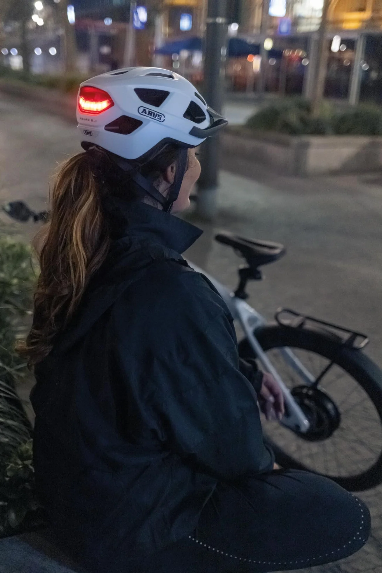 ABUS USB Light Aduro 3.0 – akumulatorowa latarka na kask z 2 trybami świecenia do kasku miejskiego Aduro 3.0