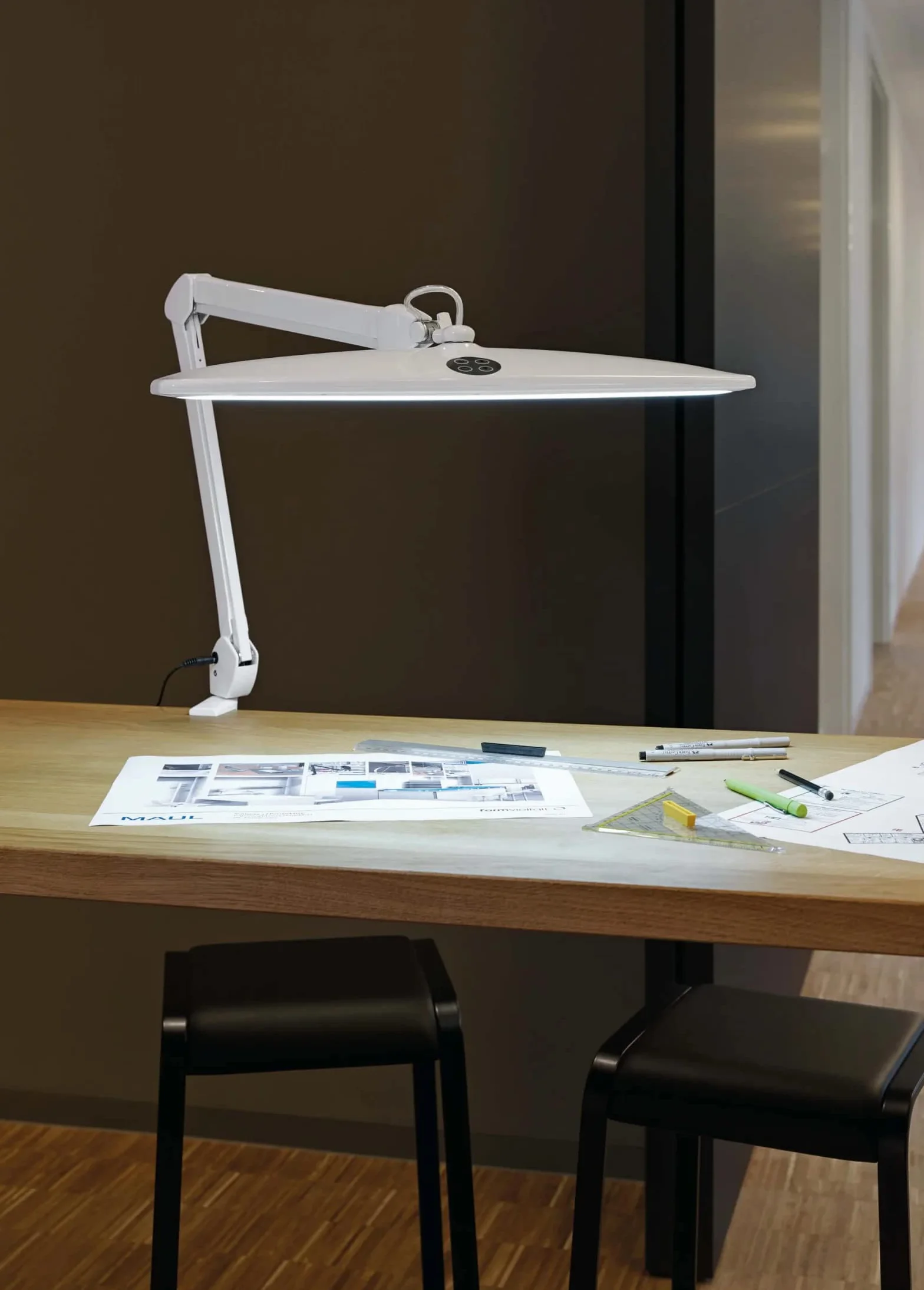 Maul MAULwork 8205202 lampa robocza LED, 84 zintegrowane diody LED, możliwość ściemniania, 3 części – oddzielnie włączane, białe światło dzienne, z nóżką zaciskową do 6,3 cm szerokości, kolor biały