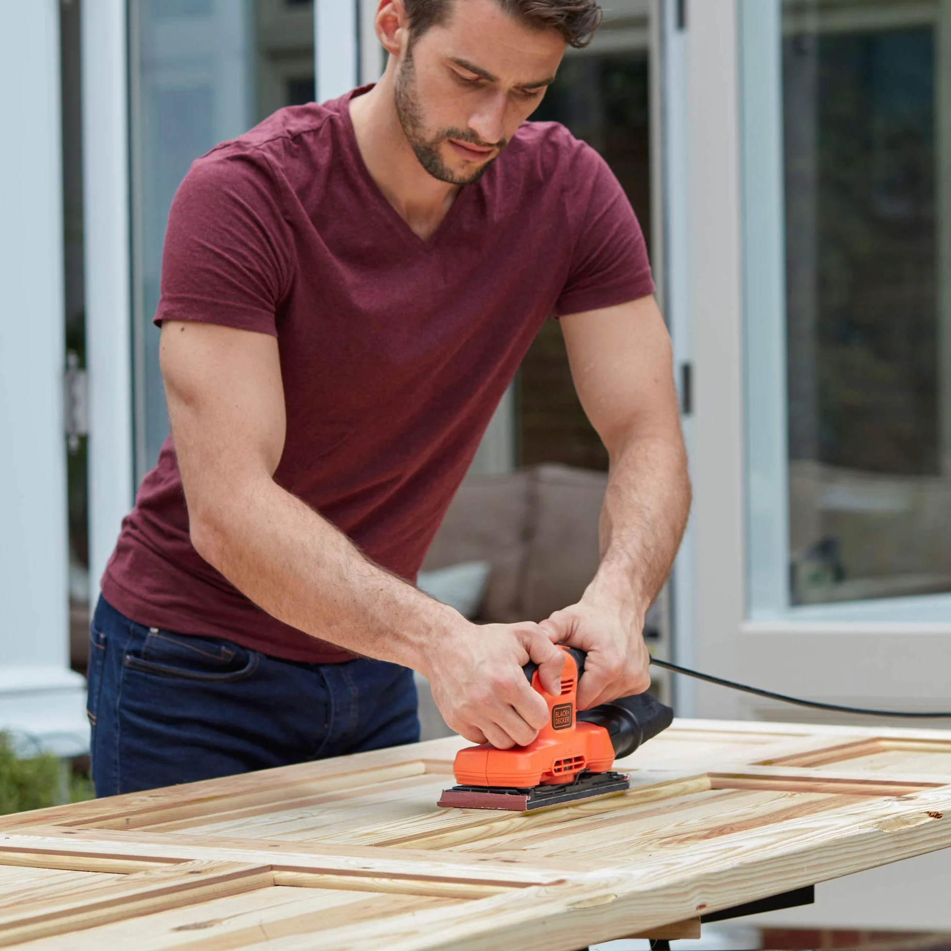 Black+Decker BEW210 szlifierka oscylacyjna (150 W, płyty ścierne 90 x 187 mm, ze zintegrowanym systemem odsysania pyłu, do szlifowania/polerowania dużych powierzchni, w tym 1 papier ścierny K100)