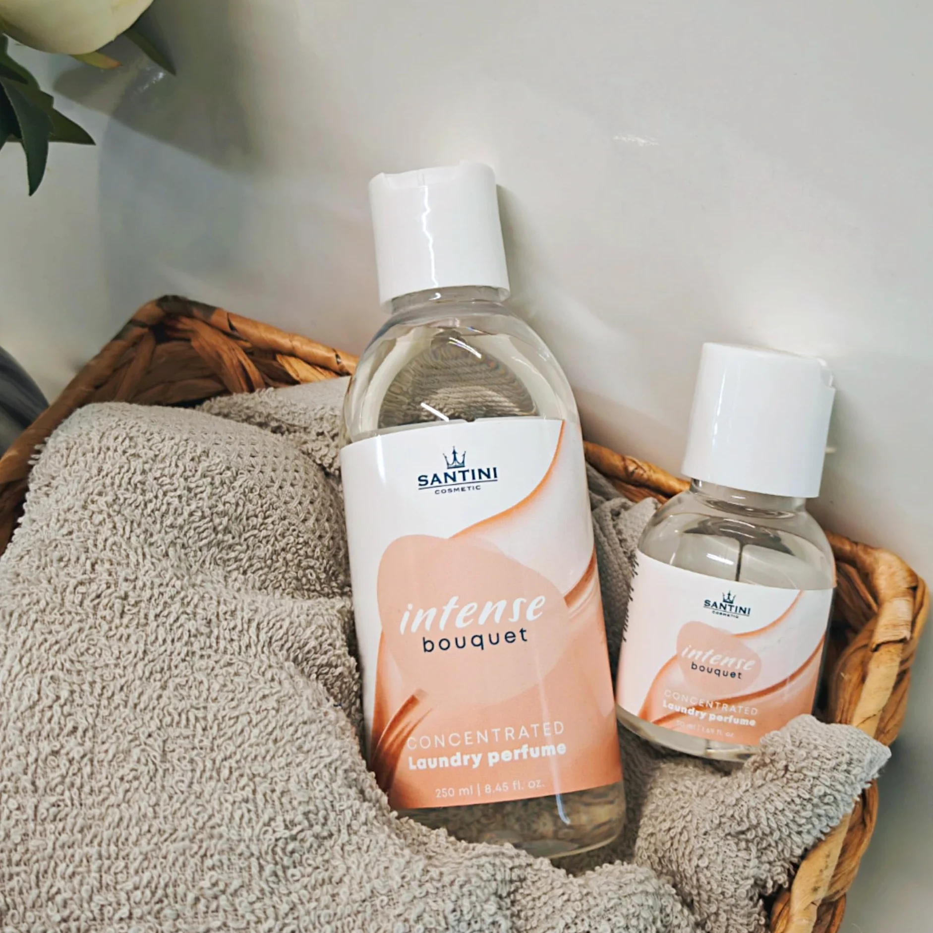 SANTINI Perfumy do prania zapewniają świeży i długotrwały zapach – zapach do prania nadaje się do wszystkich tekstyliów, wyprodukowano w UE z francuskich olejków premium (50 ml, intensywny bukiet)