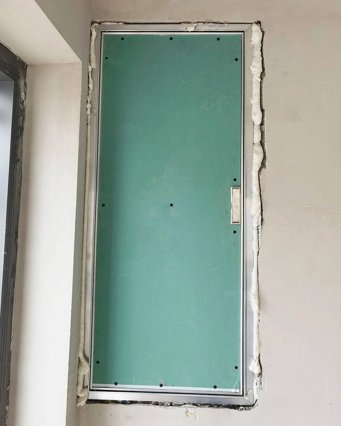 Panel dostępu do płyt kartonowo-gipsowych z uchwytem 750 x 750 mm drzwi wejściowe ścienne do ukrytej instalacji wodno-kanalizacyjnych przenośnych drzwi inspekcyjnych z płyt gipsowo-kartonowych (750 x