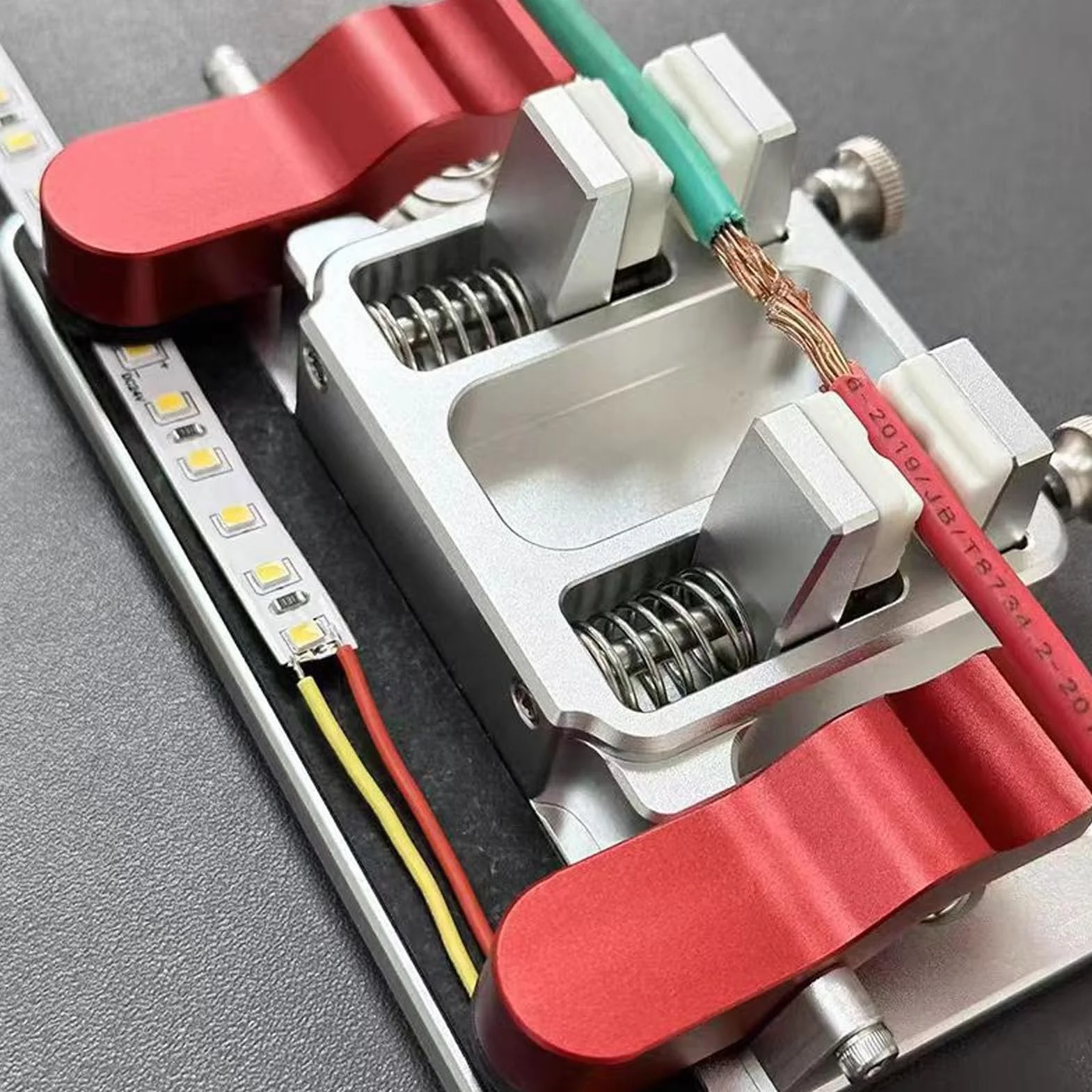 ViaGasaFamido Stacja Lutownicza Helping Hands Konstrukcja z Podwójnym Zaciskiem i Otworem o Szerokości 12 Mm Solidna Podstawa ze Stopu Aluminium Mocny Zacisk Ceramiczny z Wbudowanym Zaciskiem