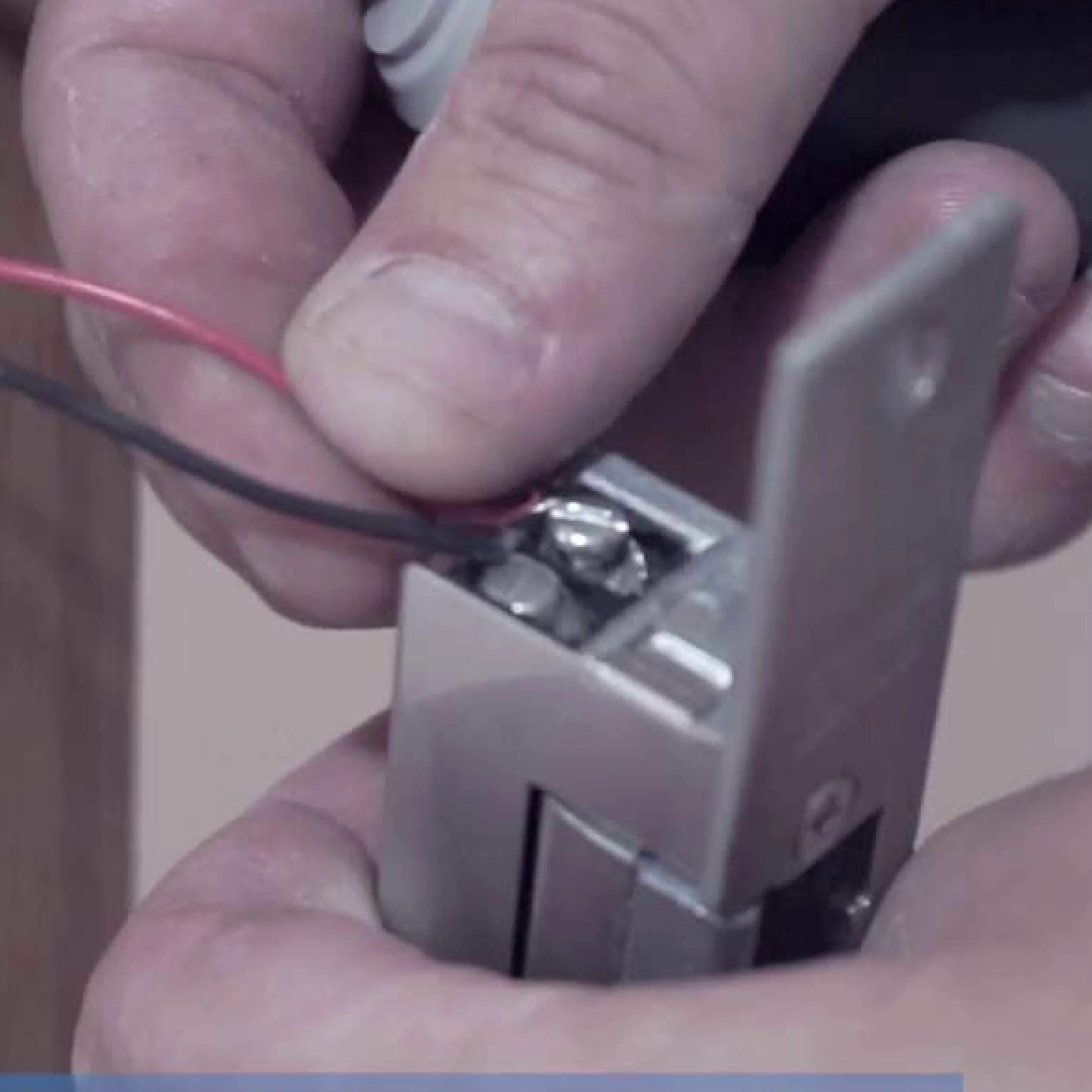 TESA ASSA ABLOY Elektryczny zaczep wpuszczany, bez listwy, 12 V, standardowy z ręcznym odblokowaniem, do drzwi drewnianych lub metalowych