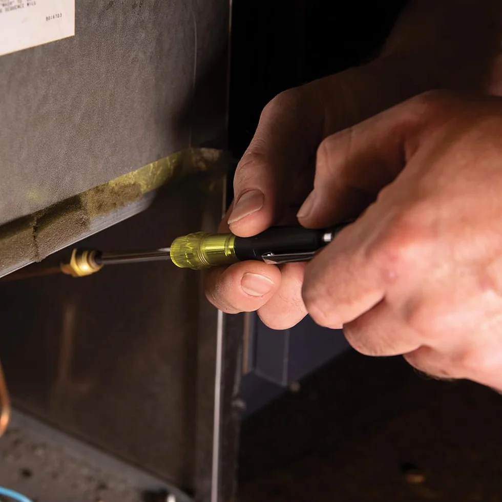 Klein Tools 32613 Precyzyjny śrubokręt, precyzyjny śrubokręt kieszonkowy HVAC 3 w 1 z bitem Schradera, żółty/czarny