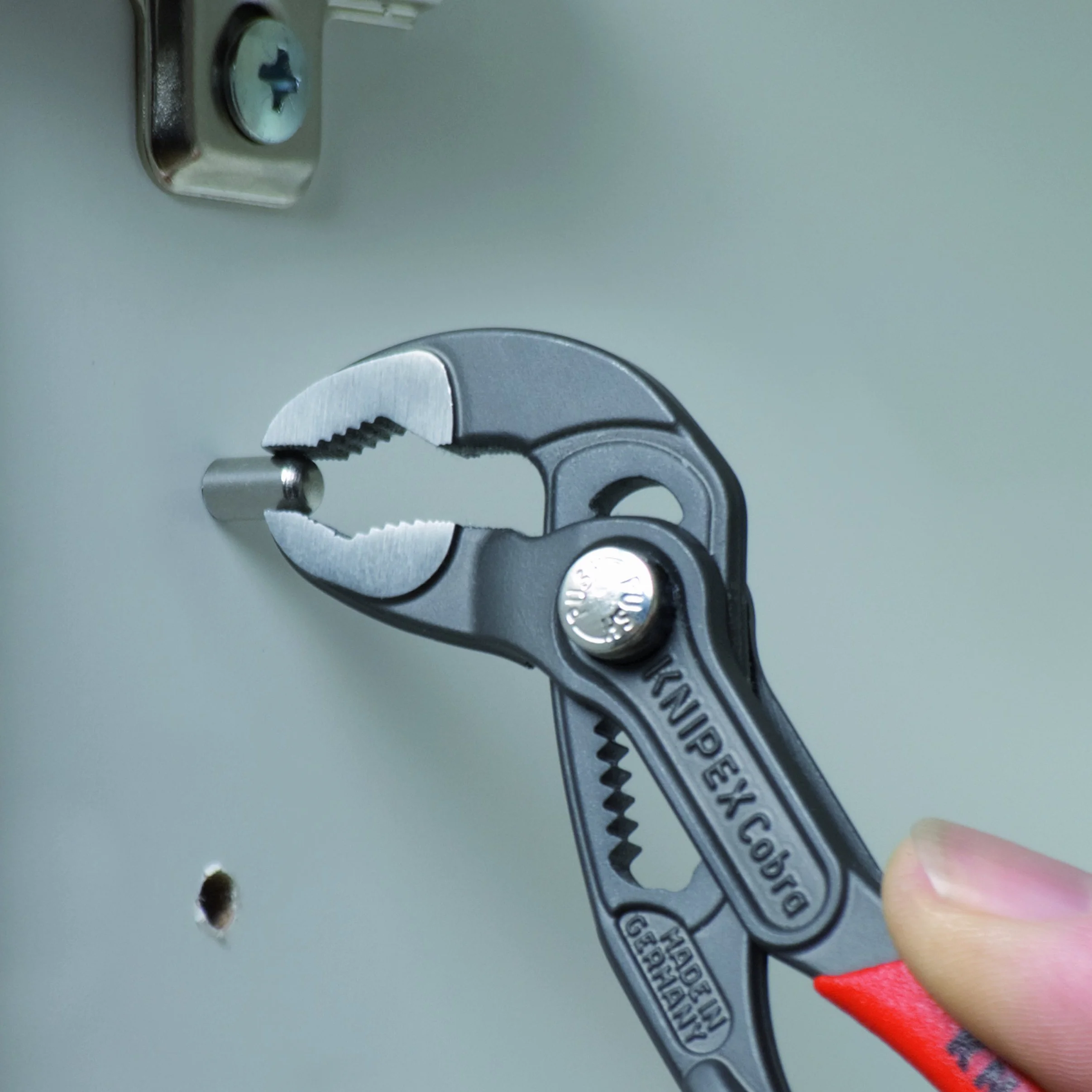 KNIPEX Narzędzia - szczypce do pomp wodnych Cobra (8701125), 13 cm, czerwone i srebrne