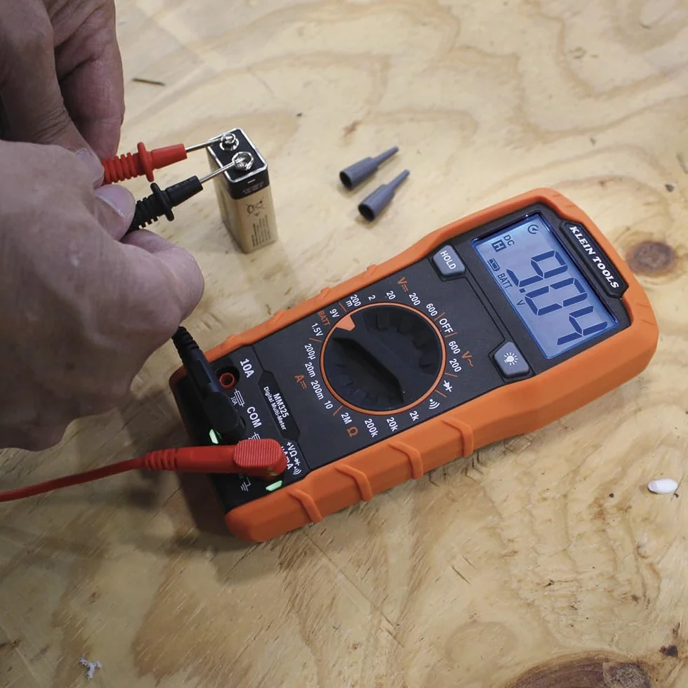 Klein Tools Multimetr MM325, cyfrowy ręczny tester napięcia 600 V AC/DC, testuje baterie, prąd, rezystancję, diody i ciągłość, czarny