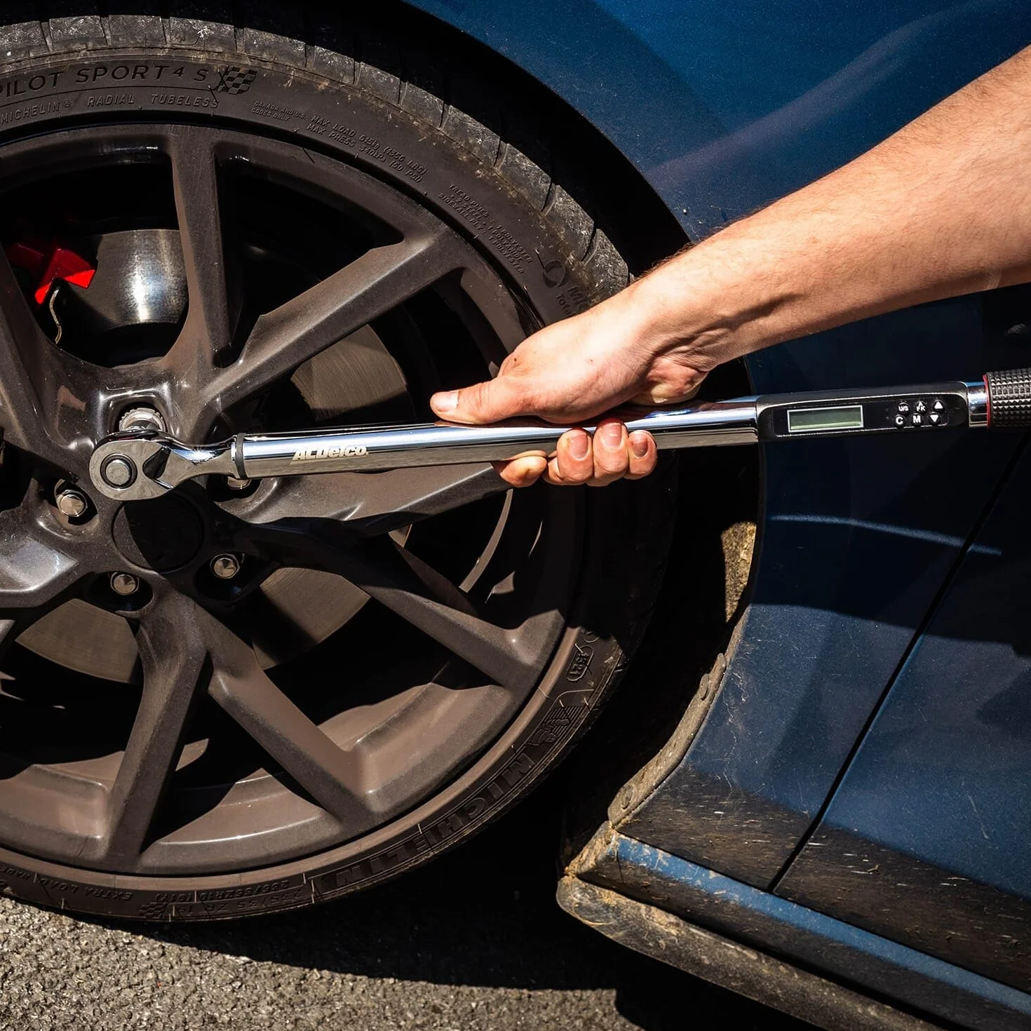 ACDelco Tools ARM303-4A Cyfrowy klucz dynamometryczny 1/2" (cal), wymiary 4,5-76 m. Zakres momentu obrotowego, długość 26-1/4", wyświetlacz LCD, dźwięk dźwiękowy, wibracje i migające światło LED,