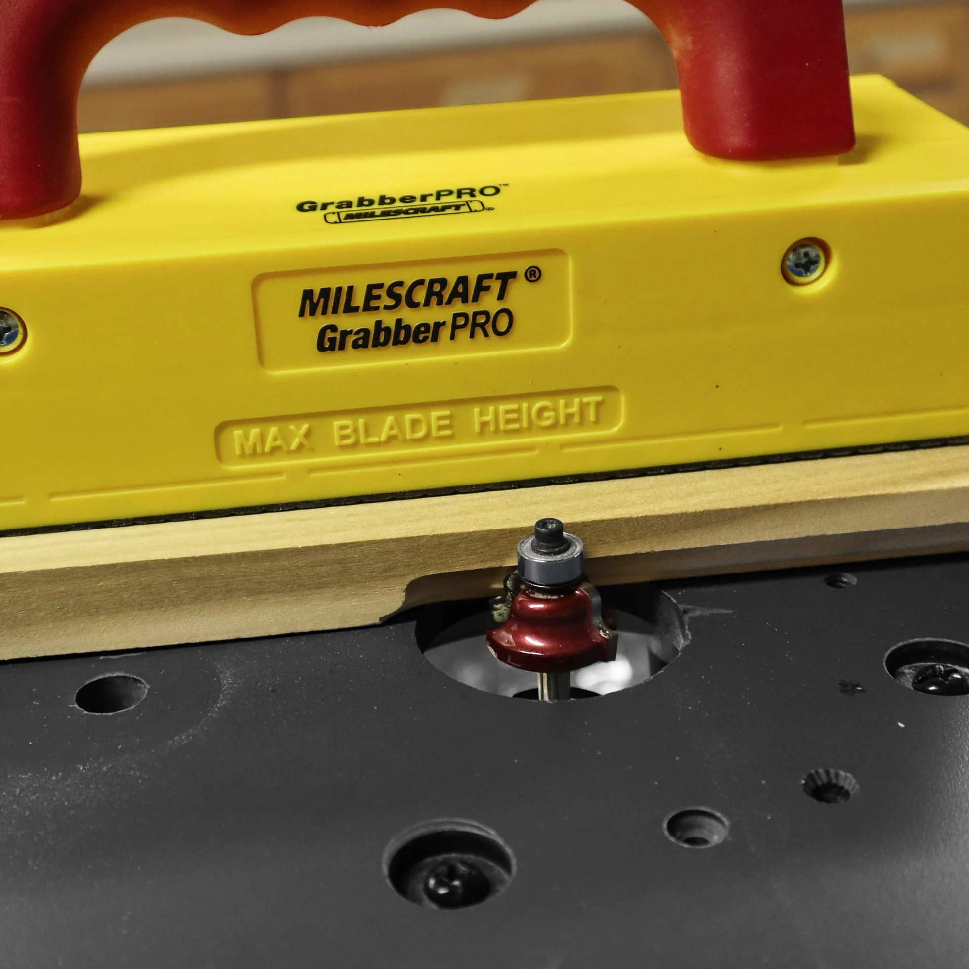 Milescraft 3407 GrabberPRO LITE – model podstawowy. Blok wciskany do pił stołowych, stołów frezowych i innych. Pojedyncza regulowana pozycja nóg dla najlepszego montażu. BEZ akcesoriów. Wymagany