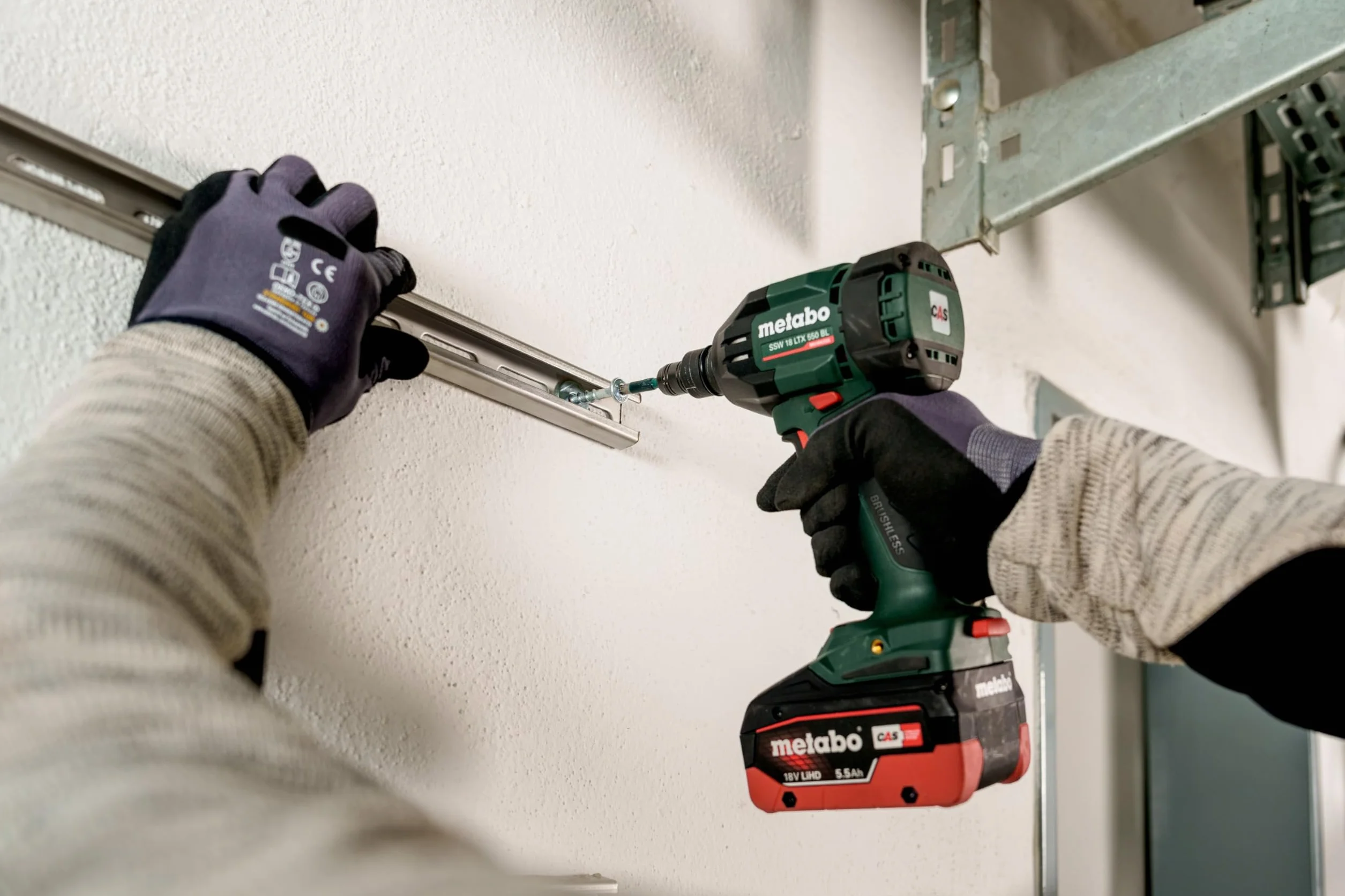 metabo Akumulatorowa wkrętarka udarowa SSW 18 LTX 550 BL – 18 V, 550 Nm, 1/2" czworokątna – bezszczotkowa, poręczna, LED, do budowy drewna, wymiany opon, montażu przemysłowego – w zestawie 2