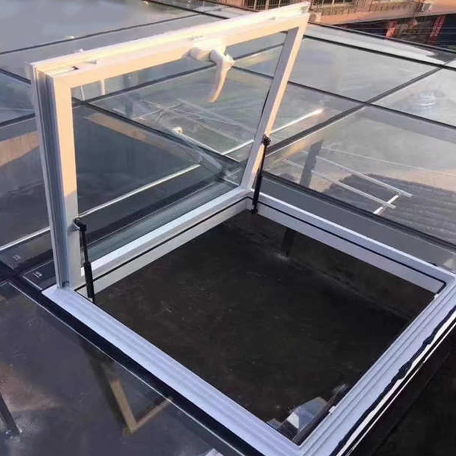 Duże świetliki i okna dachowe, aluminiowy właz dachowy z dwuwarstwowym hartowanym szkłem, wodoszczelne płaskie okno dachowe do korytarza, strychu, schodów, garażu (białe, 22x22 cale/55,8x55,