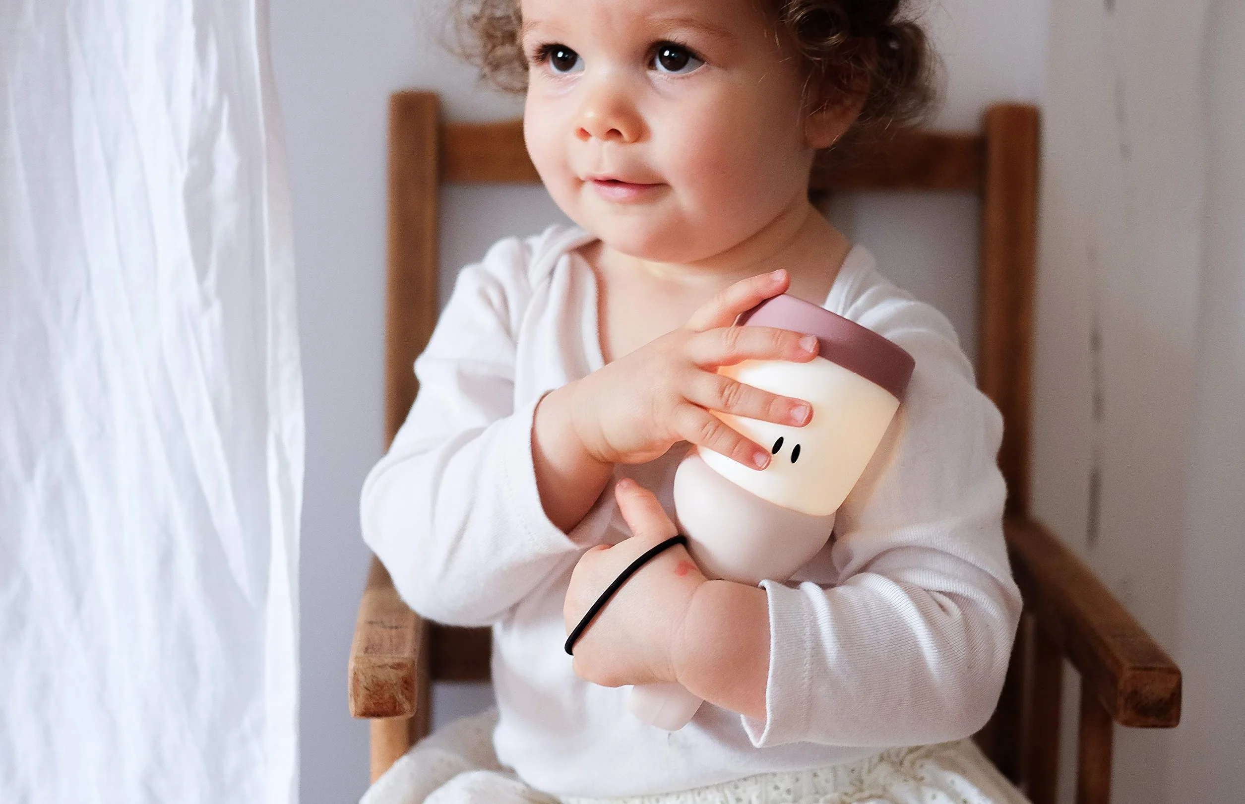 BÉABA, Lampka nocna dla dzieci/niemowlęcia, przenośna bezprzewodowa, Ewolucyjna w Latarkę, miękkie światło, ergonomiczna konstrukcja: Przyczepia się do uchwytów, łóżko z drążkiem, Długa żywotność baterii 90 godzin, Latarka Pixie, różowa drażetka