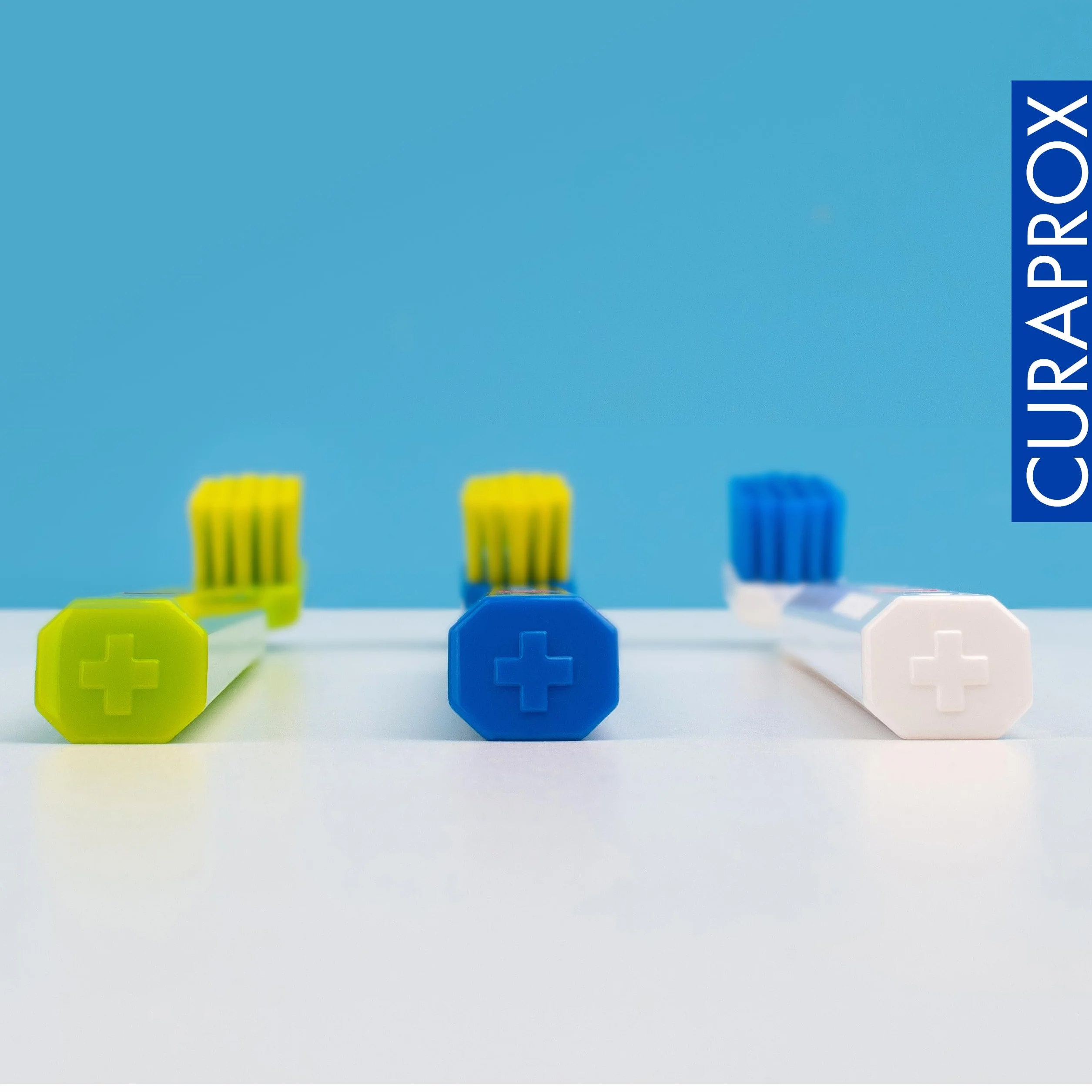 Curaprox CS 5460 Ultra-miękka szczoteczka do zębów | Losowy kolor | Pielęgnacja dziąseł i zębów dla dorosłych | Ultra Miękkie włosie Curen® | pojedyncze opakowanie | Wyprodukowano w Szwajcarii