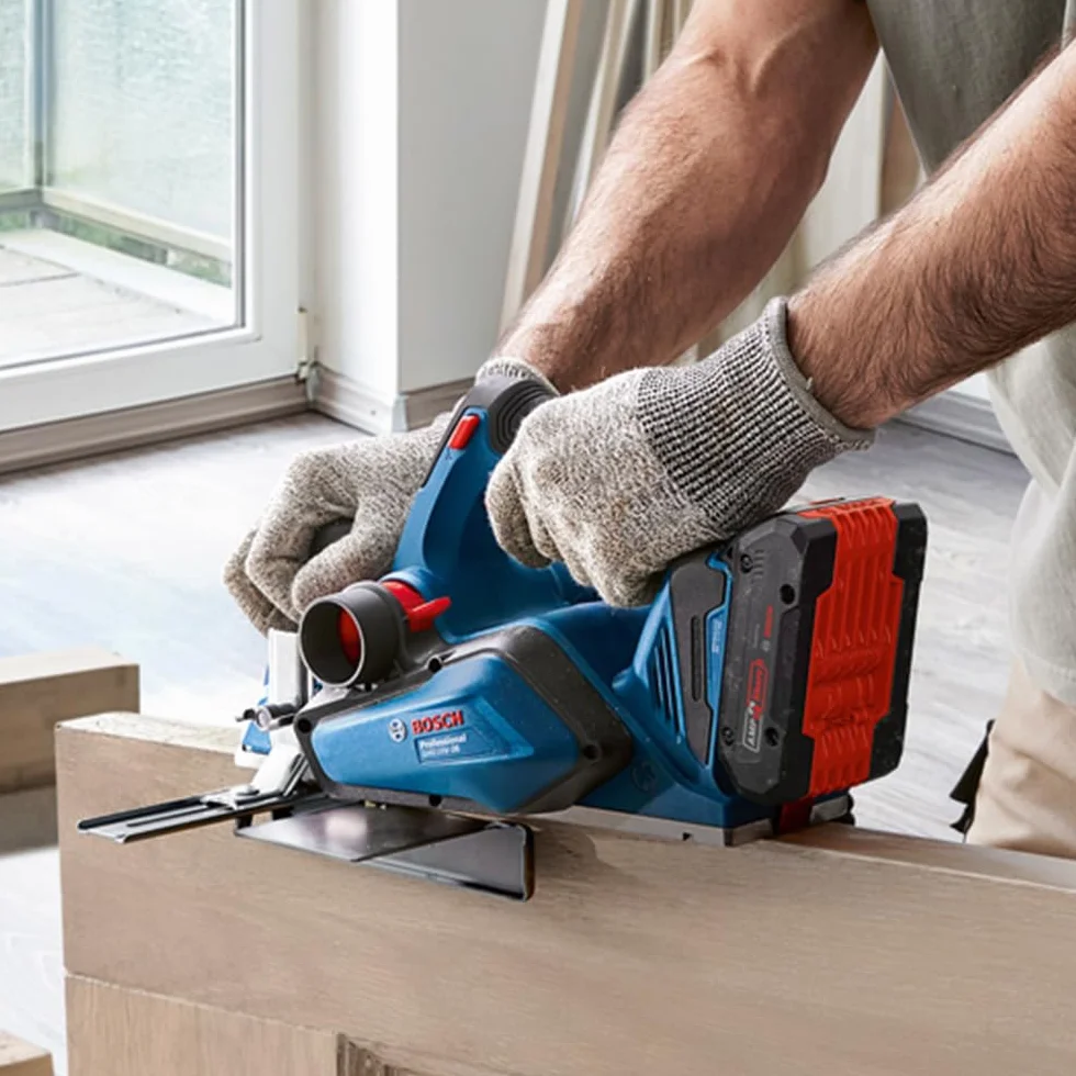 Bosch Professional 18V System Cordless Planer GHO 18V-26 (brushless Motor, incl. Dust Bag, Parallel Guide, 1x Wood Razor Blade)