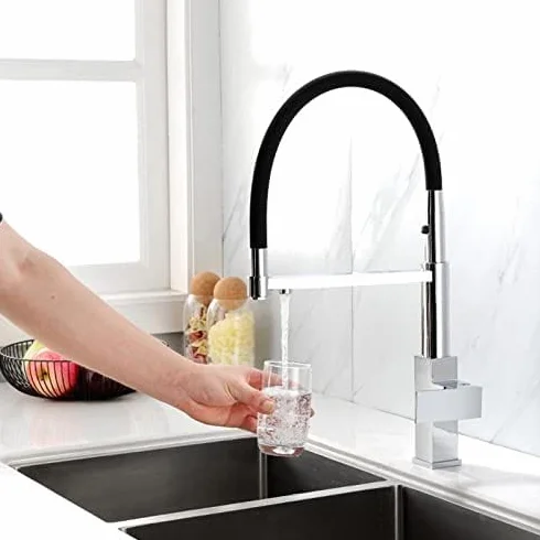 3-drożny wyciągany kran kuchenny z obrotową wylewką, czarny wąż silikonowy, sprzęgło magnetyczne i zintegrowany filtr wody: uniwersalny kran do zlewu