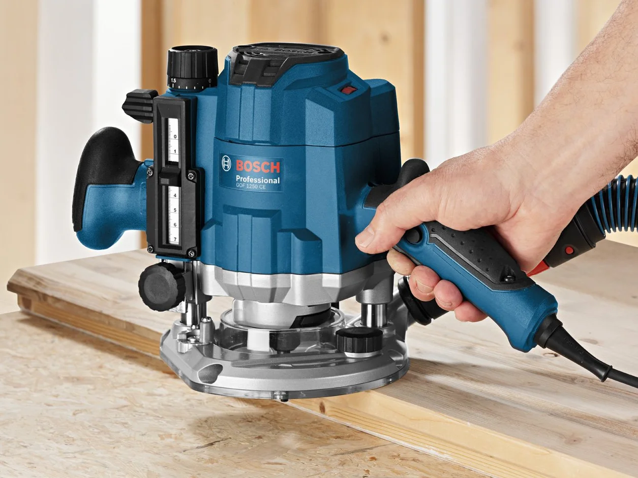 Bosch Professional Frezarka górnowrzecionowa GOF 1250 CE (klucz płaski 19 mm, adapter tulejki kopiującej, L-BOXX 238) + 30-częściowy zestaw frezów mieszanych (do drewna, akcesoria frezarki