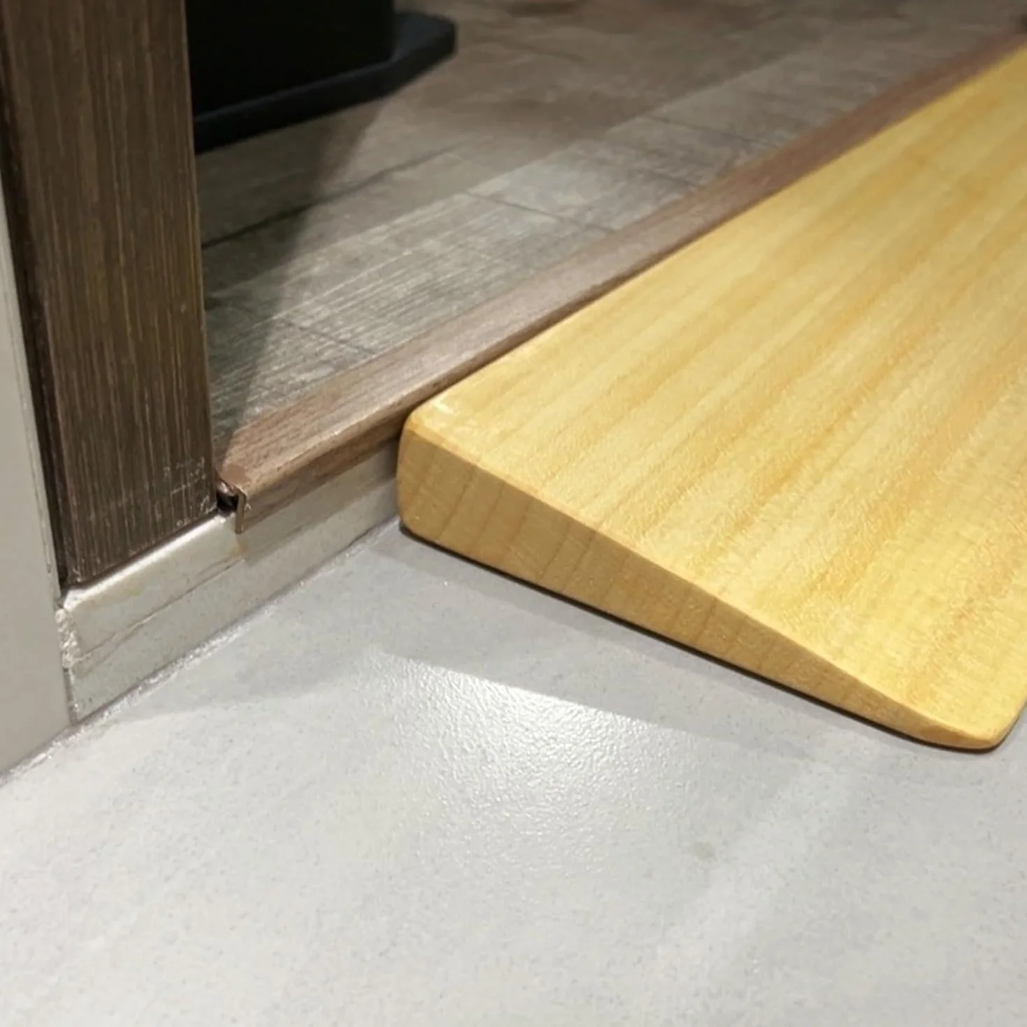 Rampa progowa z drewna, przenośna, lekka i łatwa w transporcie, do chodnika, może być używana jako rampa dla wózków inwalidzkich, 70 x 15 x 3 cm