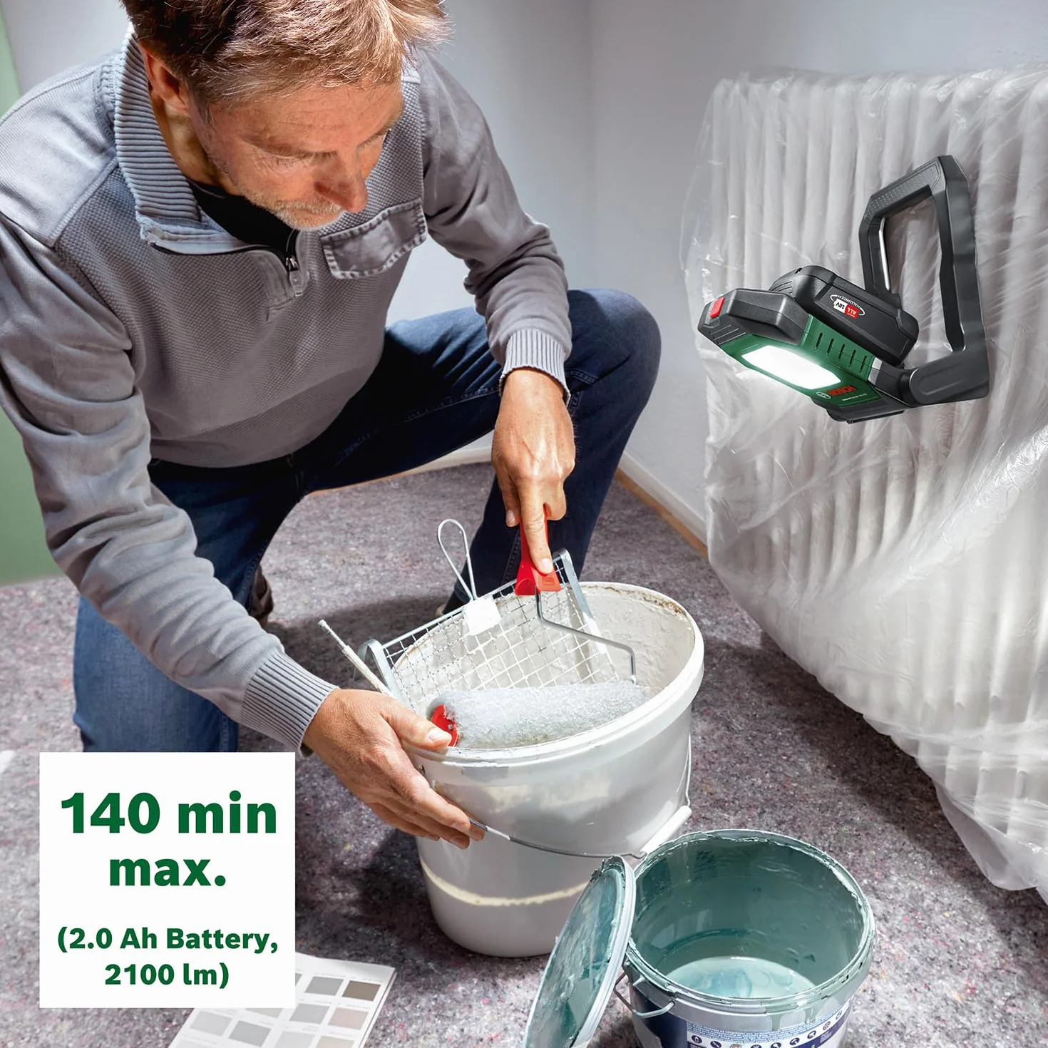 Bosch akumulatorowa lampa robocza LED/lampa budowlana/przenośny naświetlacz UniversalWorkLight 18V-2100 (maks 2100 lumenów, 3 ustawienia jasności, głowica składana w 10 stopniach, bez akumulatora)