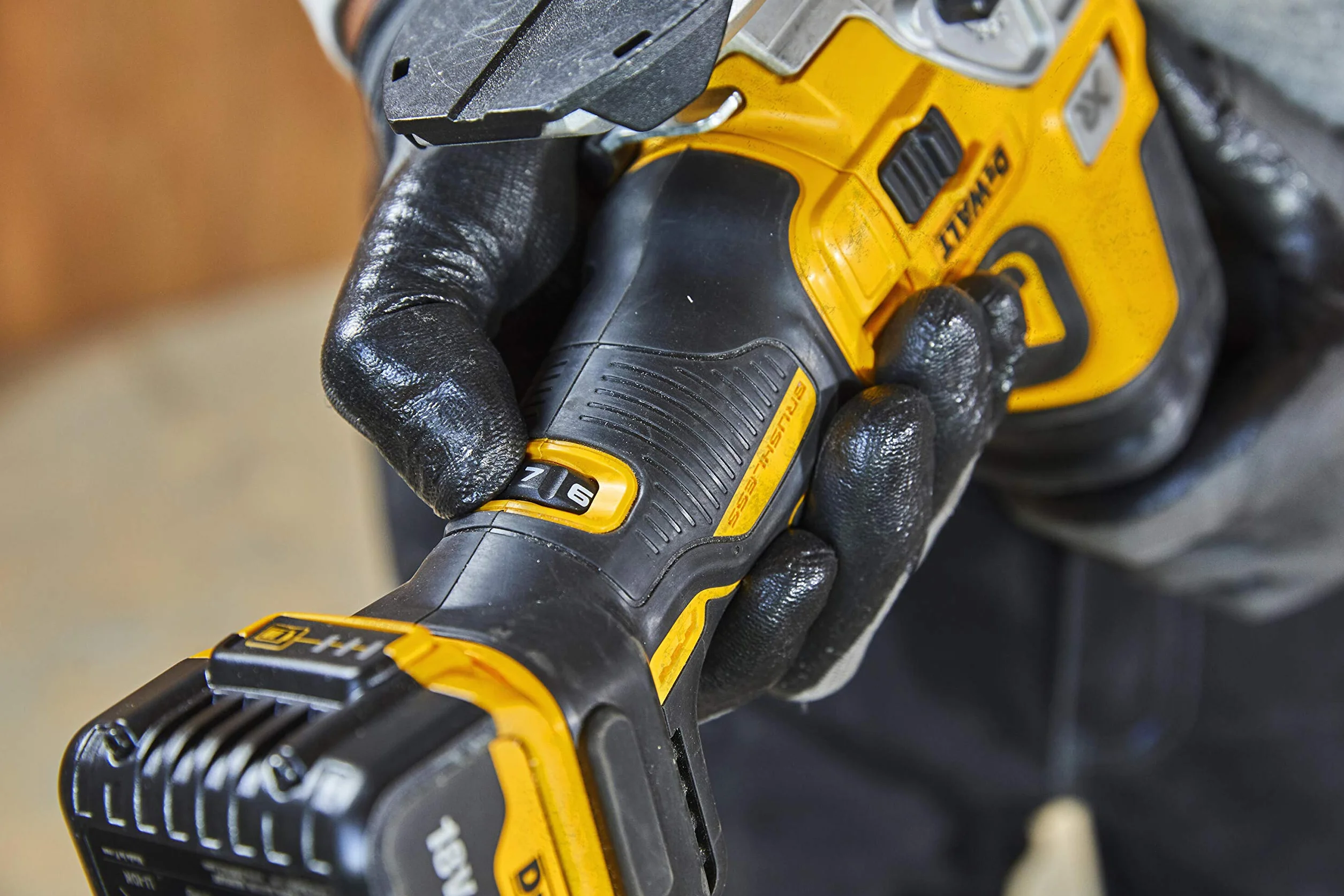 Wyrzynarka 18,0V Głębokość Cięcia 135mm 2x5Ah TSTAK DCS335P2 DeWalt