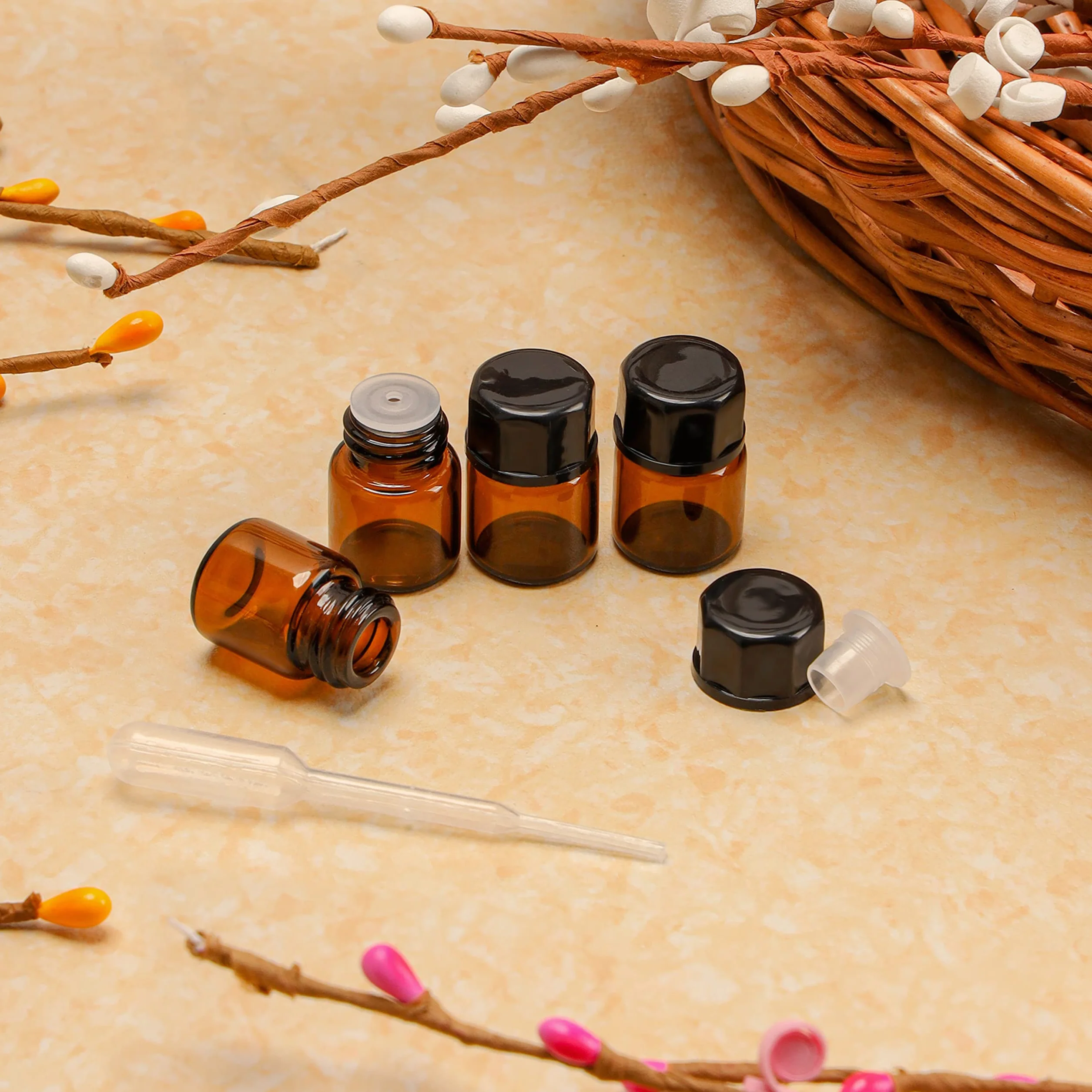 BELLE VOUS 50 sztuk butelek na próbki olejków eterycznych, 1 ml, butelki ze szkła bursztynowego z wkładkami, do wielokrotnego napełniania, z czarnymi zakrętkami i zakraplaczami, do olejów, zapachów