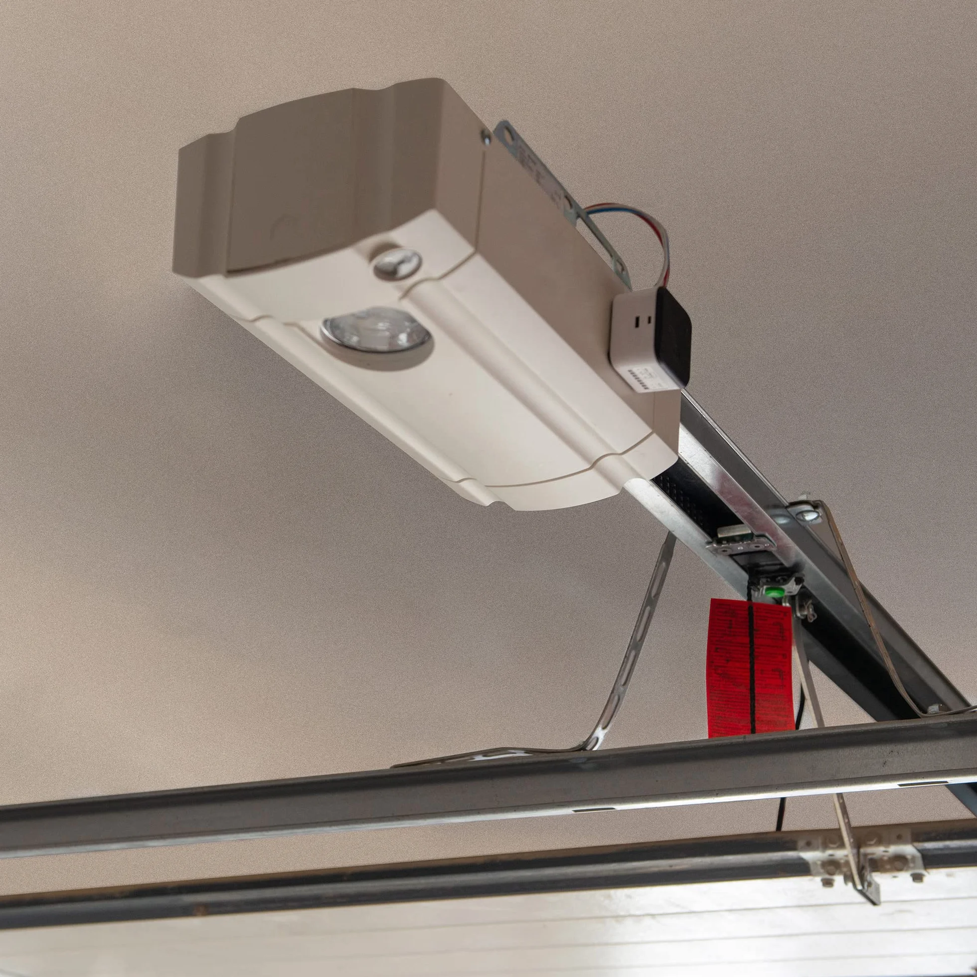 Yale Smart Opener do drzwi garażowych - 05/102300/BW - Otwieranie przez Wi-Fi - Auto-Open - Zdalne sterowanie - Wspólny dostęp - Prosta instalacja