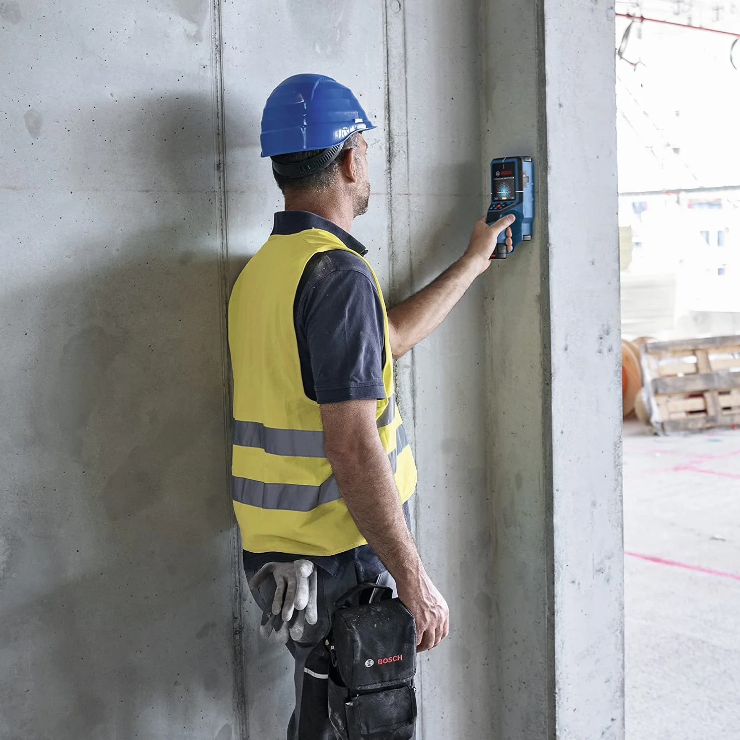 Bosch Professional system 12V: detektor D-tect 200 C (1 akumulator GBA 12V 2.0Ah, detekcja przewodów pod napięciem i nie pod napięciem, walizka L-BOXX)