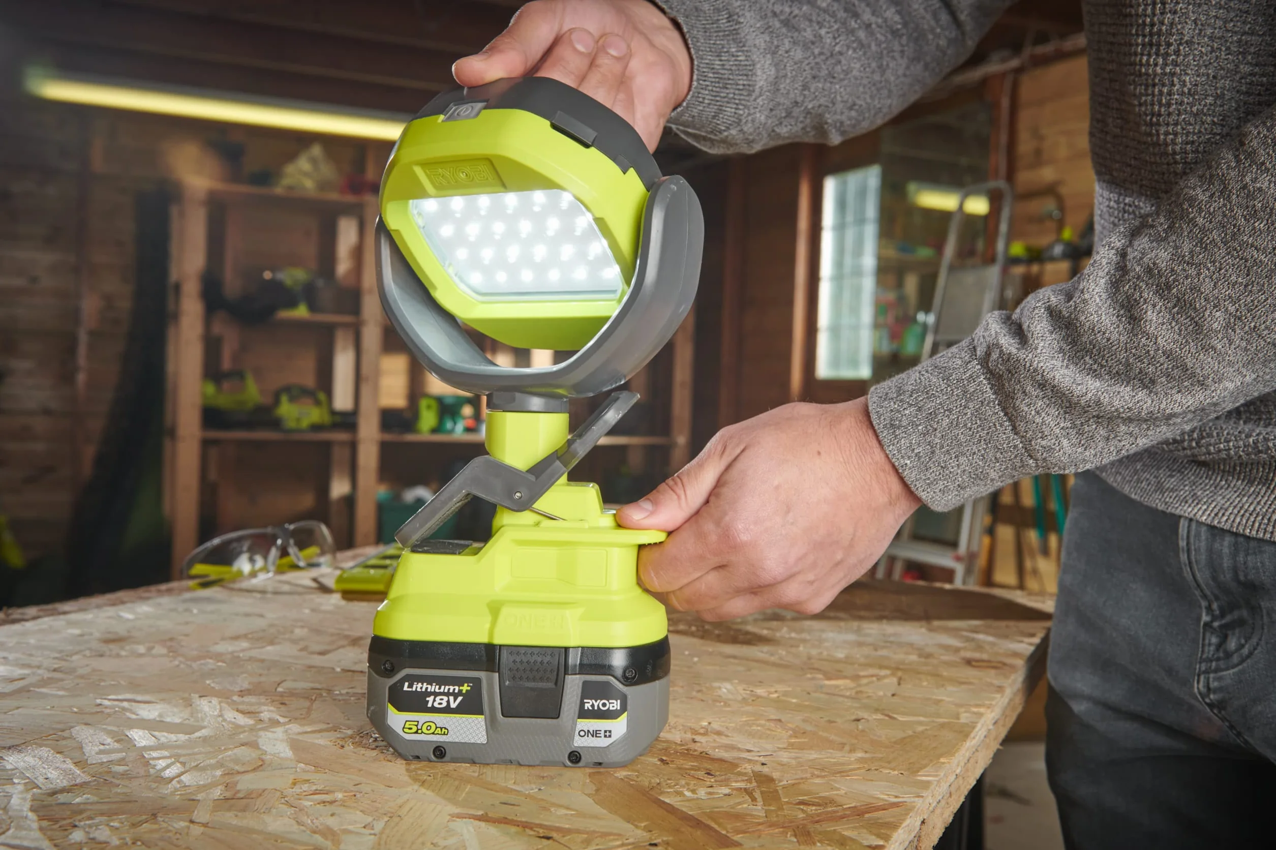 Ryobi Lampa 18V, RLCL18-0, Emituje Światło do 1000 Lumenów, 2 Tryby Pracy, Obrotowa Głowica 360 °, Różne Opcje Montażu, Zacisk do Mocowania, Zestaw Nie Zawiera Akumulatora i Ładowarki