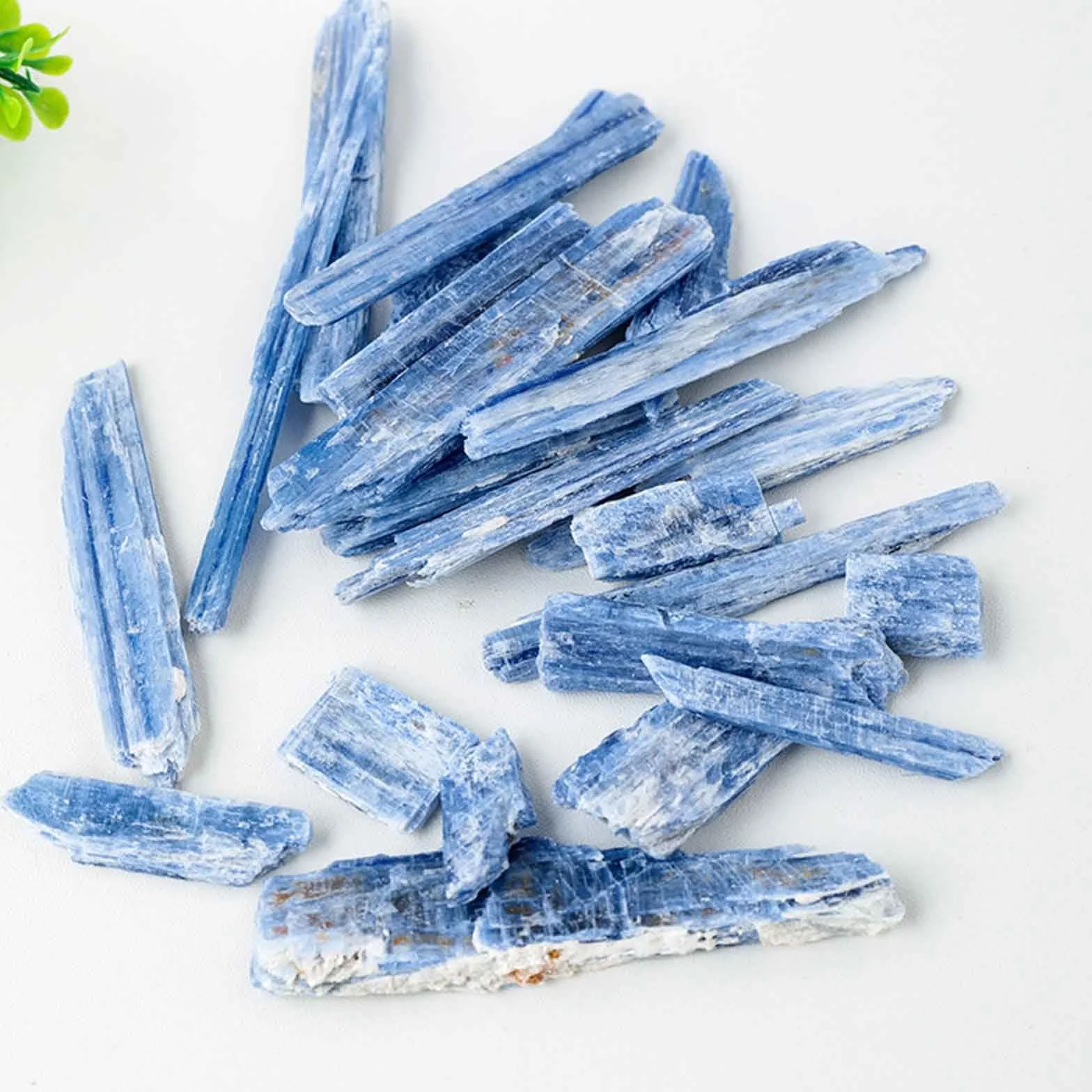 Naturalny Kamień Kyanite 1000g Surowy Szorstki Nieregularny do Upadku Owijanie Drutu Wicca Reiki Medytacja