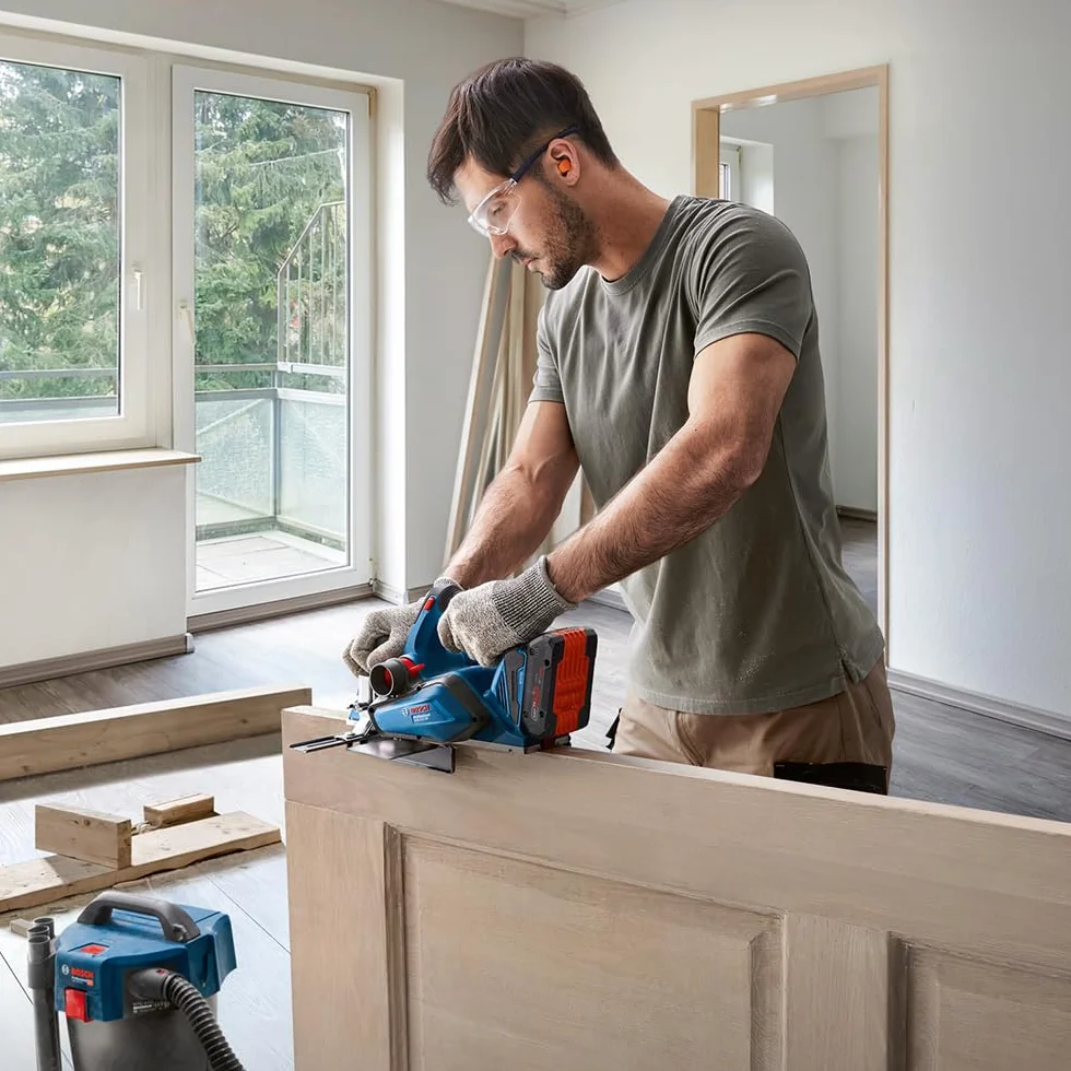 Bosch Professional 18V System Cordless Planer GHO 18V-26 (brushless Motor, incl. Dust Bag, Parallel Guide, 1x Wood Razor Blade)