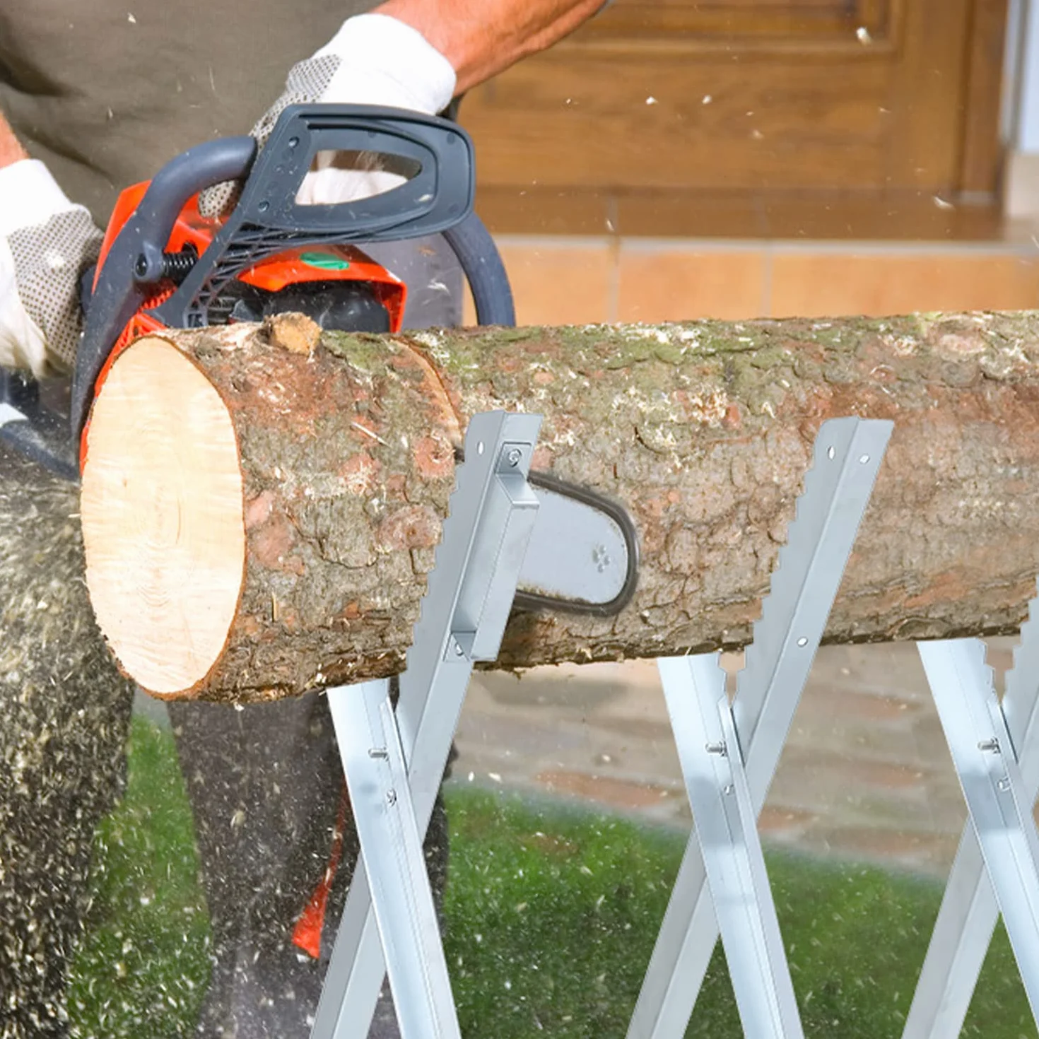 Kozioł do piły z uchwytem do piły łańcuchowej, osłona łańcucha, pręt pomiarowy, składany stojak do piły, obciążenie do 150 kg, stabilne wykonanie, nadaje się do tartaków, warsztatów