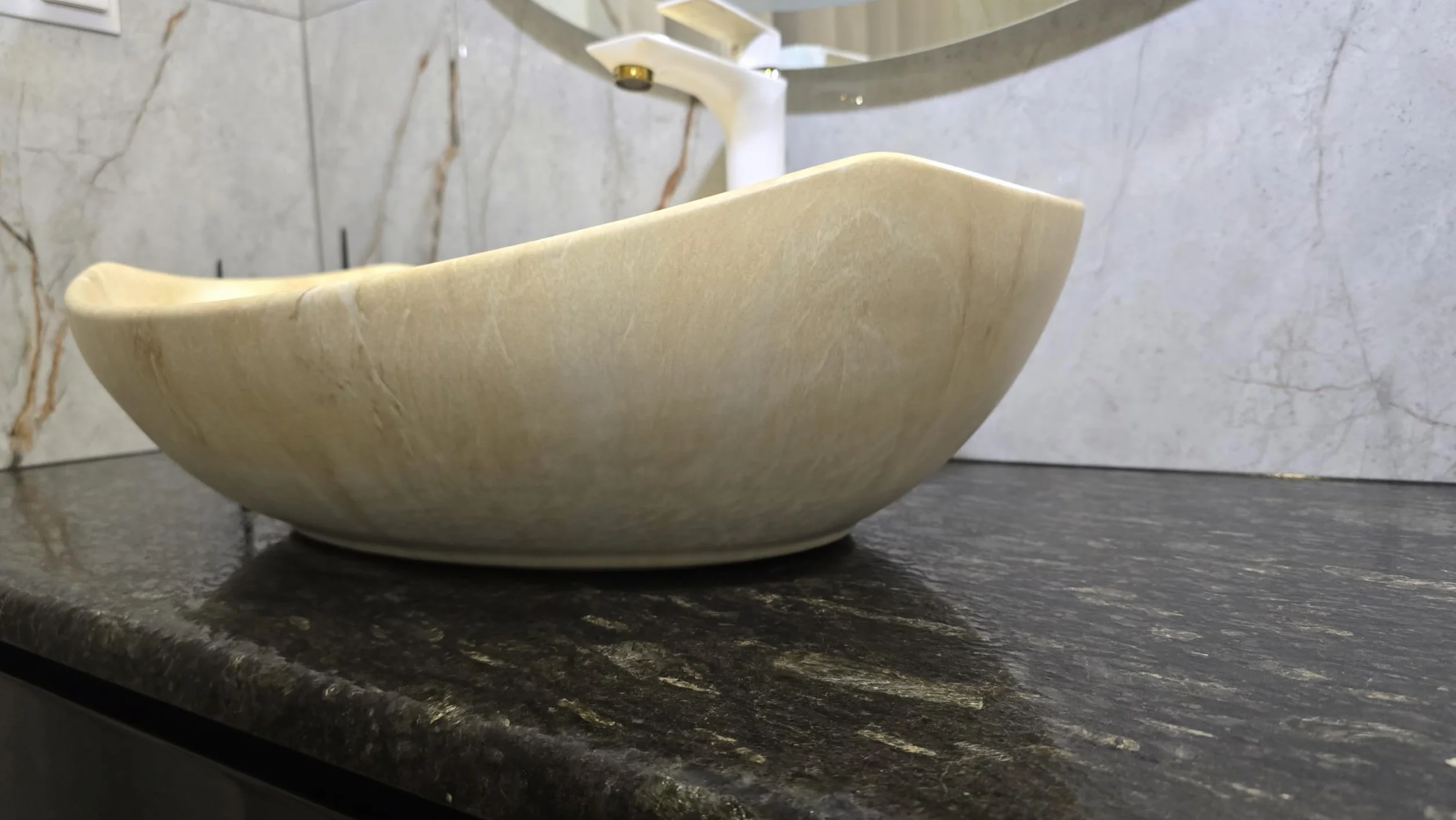 umywalka ceramiczna owalna - 55 x 40 x 15 cm - z piaskowca/trawertynu - nablatowa - beżowy