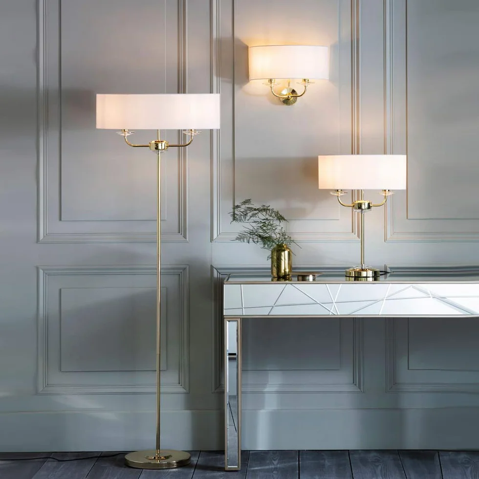 1570 mm podłoga i 540 mm pasujący zestaw lamp stołowych | Mosiądz, kryształ i vintage biały odcień Twin | Nowoczesny styl ładny salon salon sypialnia przy łóżku podwójne światło zestaw | Wolnostojący