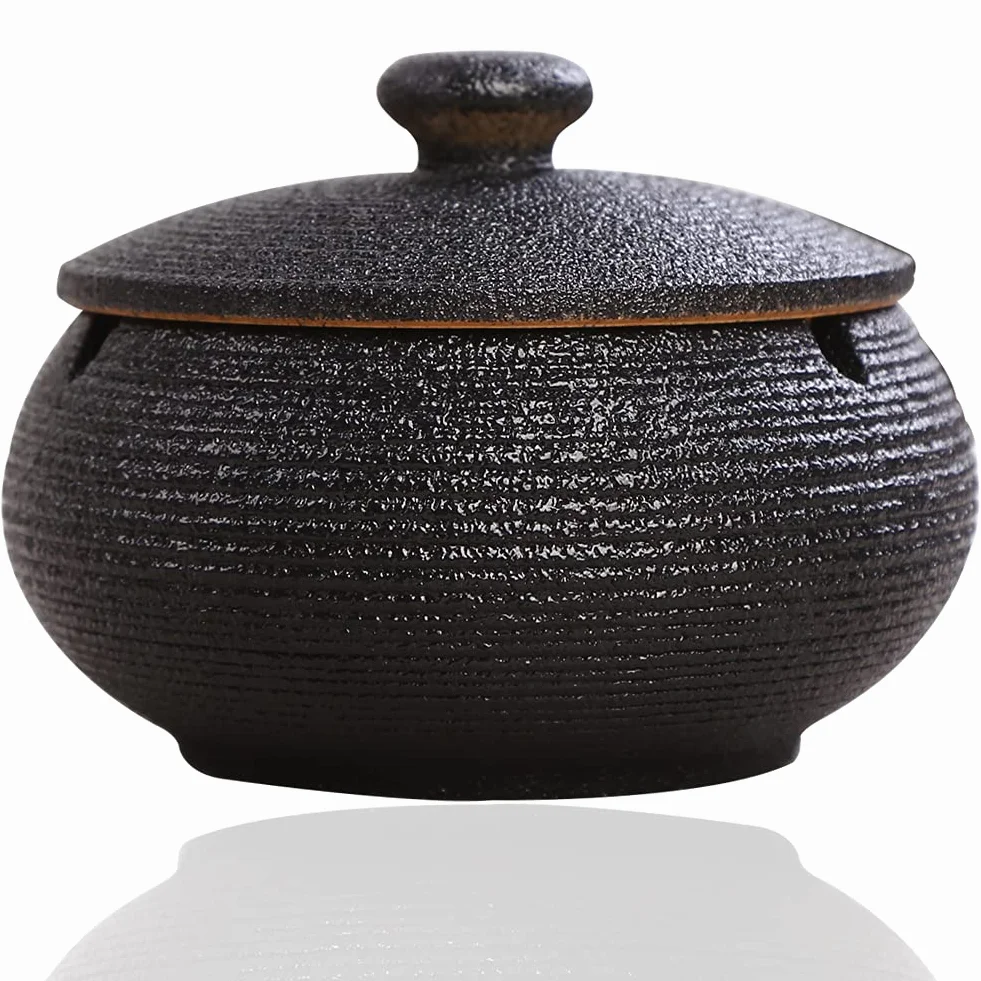 Panngu Popielniczka przeciwwiatrowa, czarna, ceramiczna retro, popielniczka z pokrywką, do użytku na zewnątrz, prosta, popielniczka do cygar, dekoracja domu i biura (11,5 x 8,5 cm)
