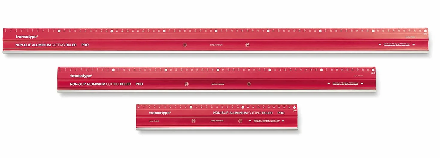 Linijka do cięcia PRO z aluminium w kolorze jasnoczerwonym, długość 60 cm, antypoślizgowa, wytrzymała, ze stalową krawędzią tnącą i profilem aluminiowym 50 mm
