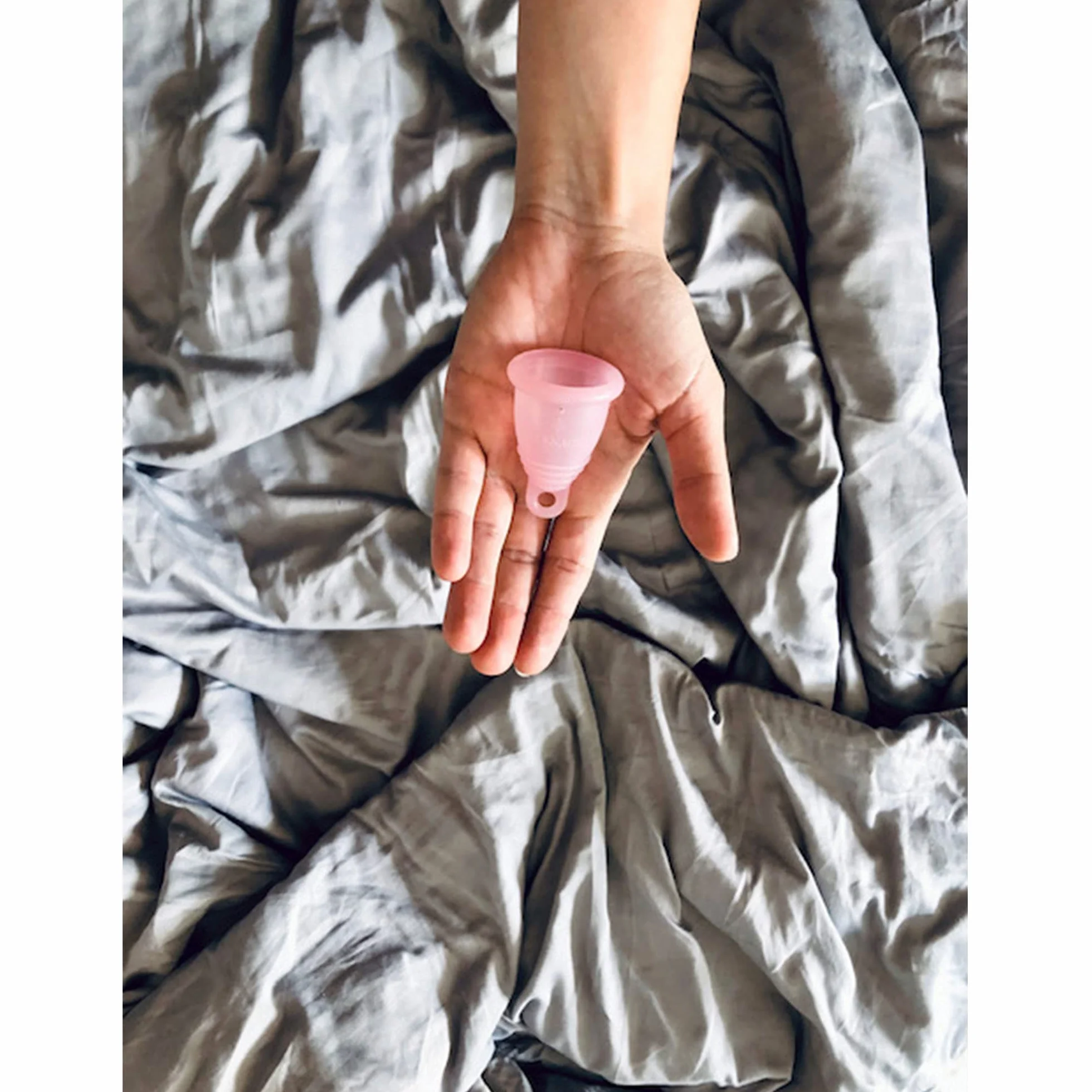 Selenacare Filiżanka menstruacyjna Premium – z pojemnikiem do czyszczenia i woreczkiem do przechowywania z bawełny, różowa, rozmiar L