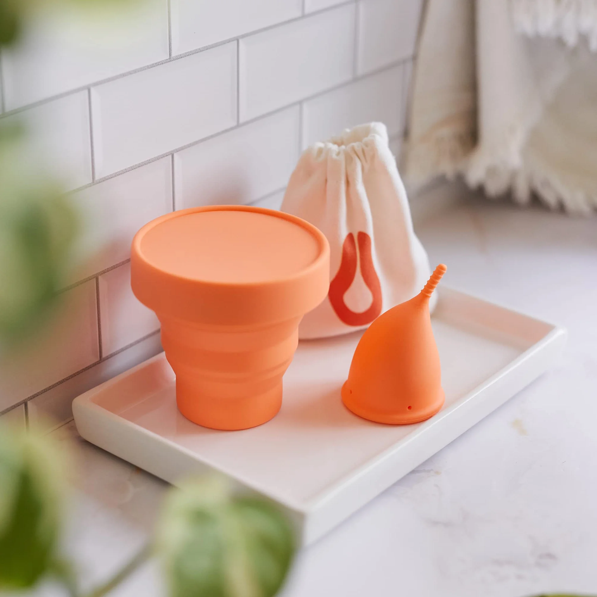 Bardziej wygodny, bardziej elastyczny anatomiczny kubek menstruacyjny dla kobiet z wrażliwością pochwy - wielokrotnego użytku ze składanym sterylizatorem do mikrofalówki (S+L ze