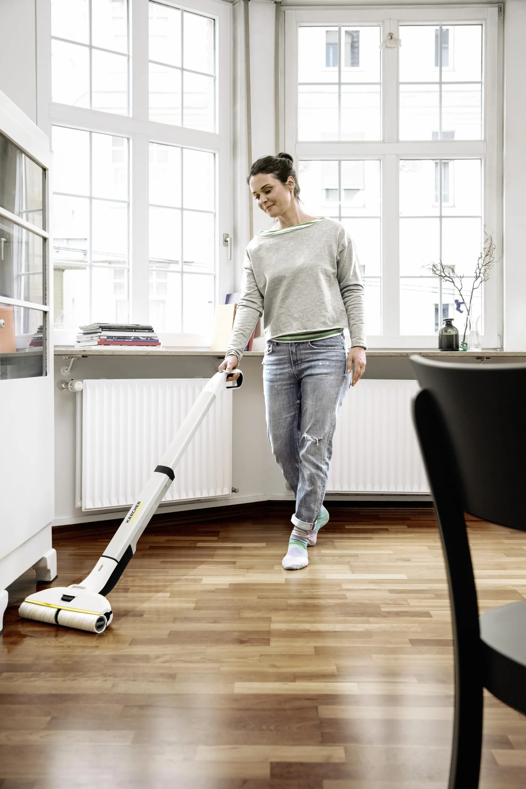 Kärcher Mop elektryczny EWM 2, bezprzewodowe urządzenie do mycia podłóg z 2 obrotowymi rolkami z mikrofibry, czas pracy na jednym ładowaniu: ok. 20 min, co odpowiada powierzchni ok. 60 m².