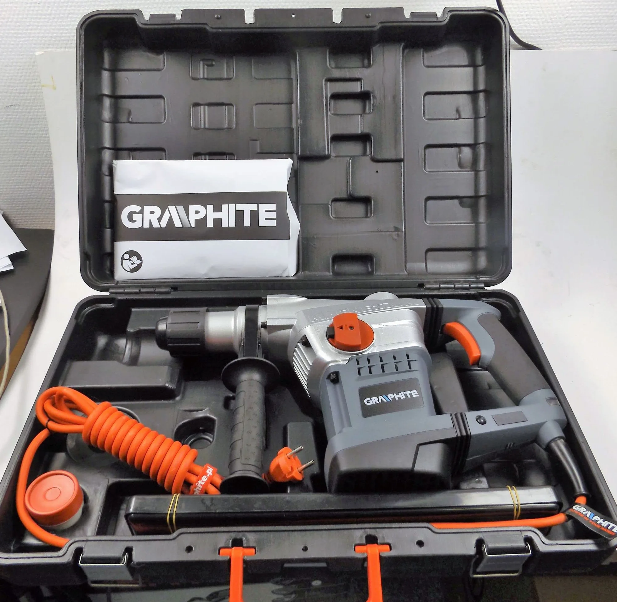 GRAPHITE Młot udarowy SDS Max 1250W, walizka; przewód 4m; 7,3 kg; energia udaru 10J; max. średnica wiercenia w betonie 40 mm; antypoślizgowa rękojeść; osłona przeciwpyłowa, wiertło do betonu