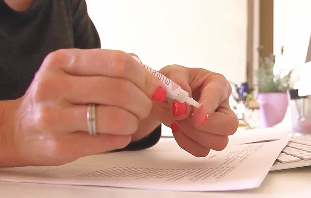 Beter - Mimetik Liquid Transparent Band-Aid – tworzy elastyczną, oddychającą i w 100% wodoodporną warstwę ochronną, która uszczelnia dany obszar i tworzy "drugą skórę".