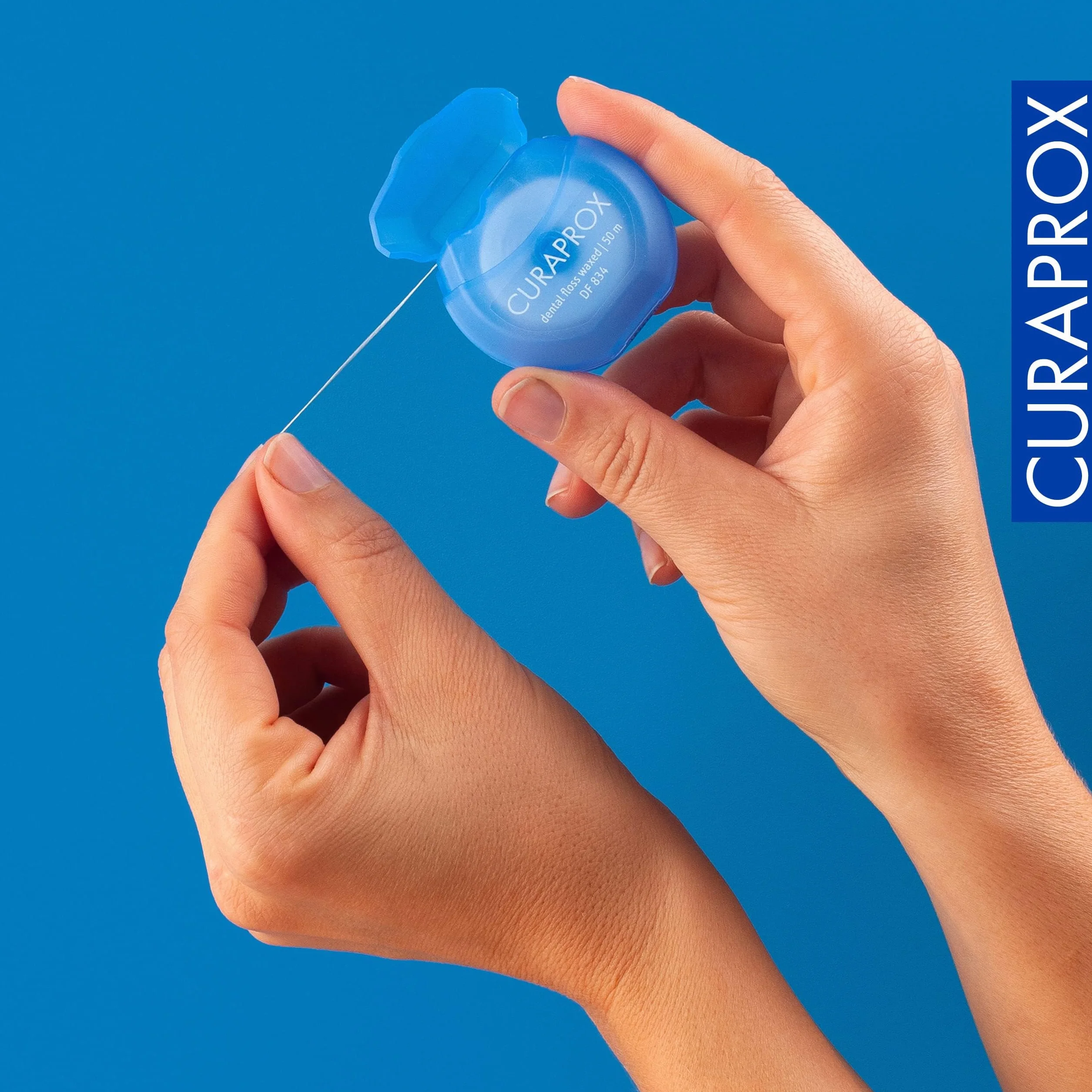 Curaprox DF 834 Dental Floss-woskowana Nić Dentystyczna o miętowym smaku dla Łatwej Obsługi w ciasnych przestrzeniach / 50 metrów | Made in Switzerland