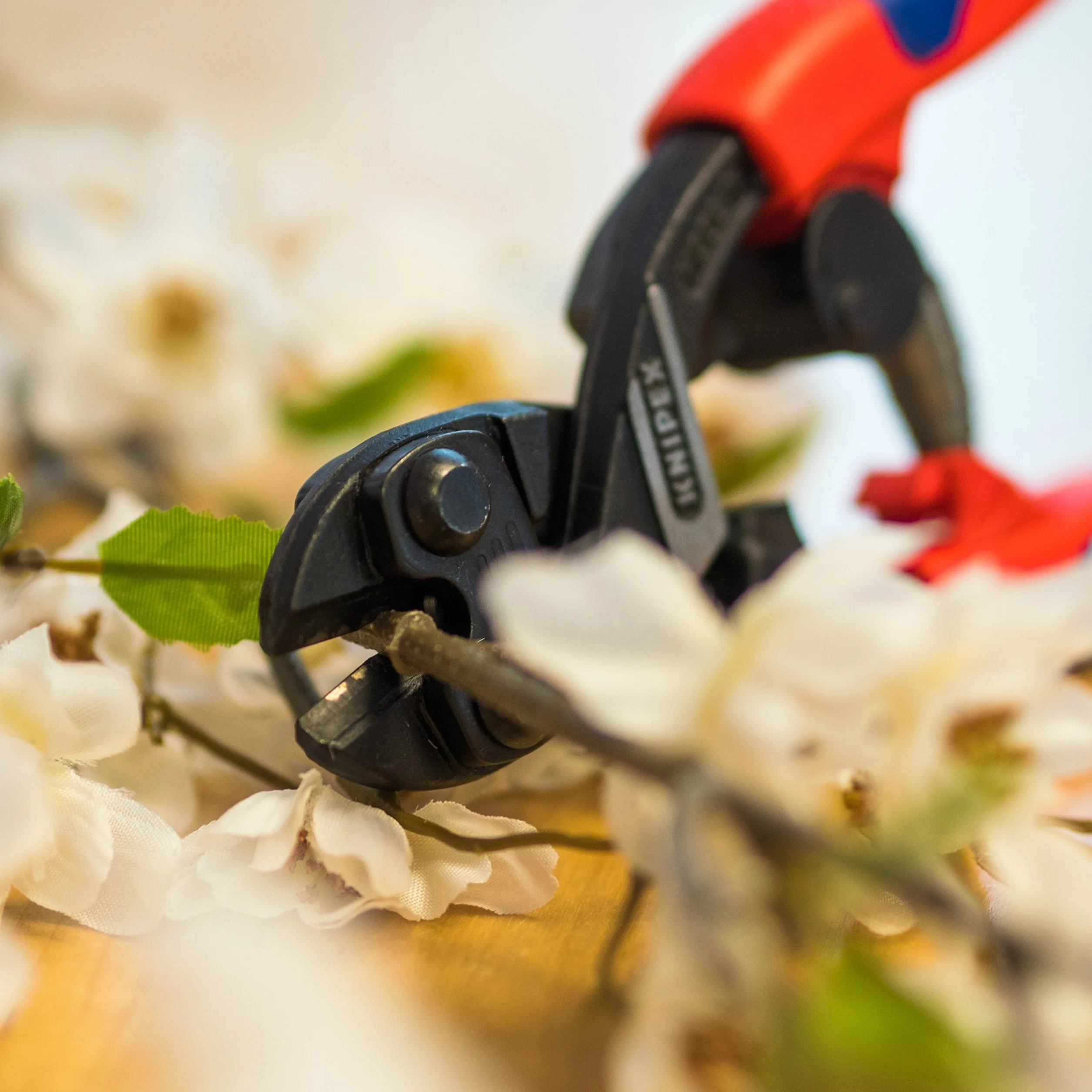 KNIPEX CoBolt Kompaktowe szczypce tnące przegubowe z wąskimi, wielokomponentowymi nasadkami 200 mm, 71 12 200